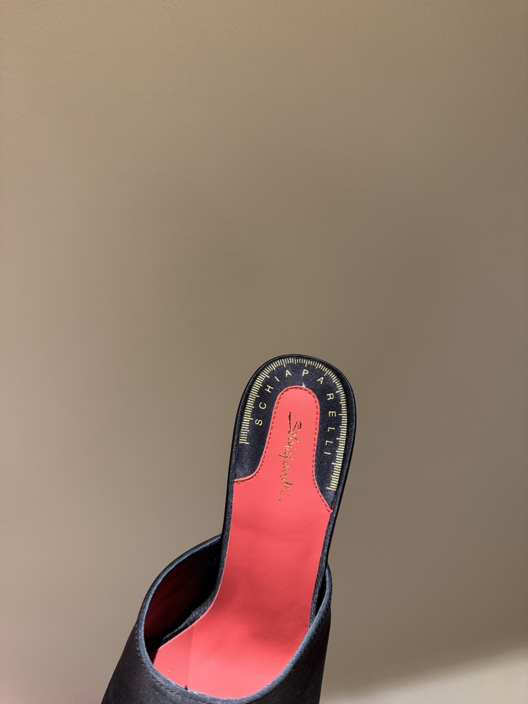 Schiaparelli FW24: Golden Toe Heels Steal the Show with Real Gold and Silver - 图片 6