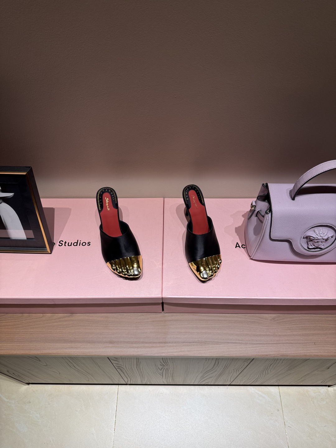 Schiaparelli FW24: Golden Toe Heels Steal the Show with Real Gold and Silver - 图片 3