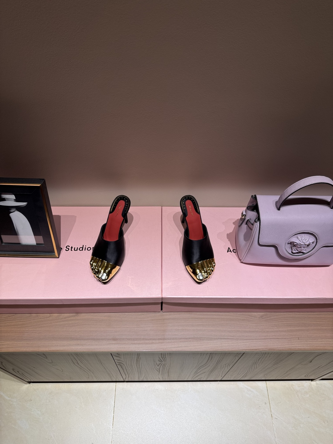 Schiaparelli FW24: Golden Toe Heels Steal the Show with Real Gold and Silver - 图片 4