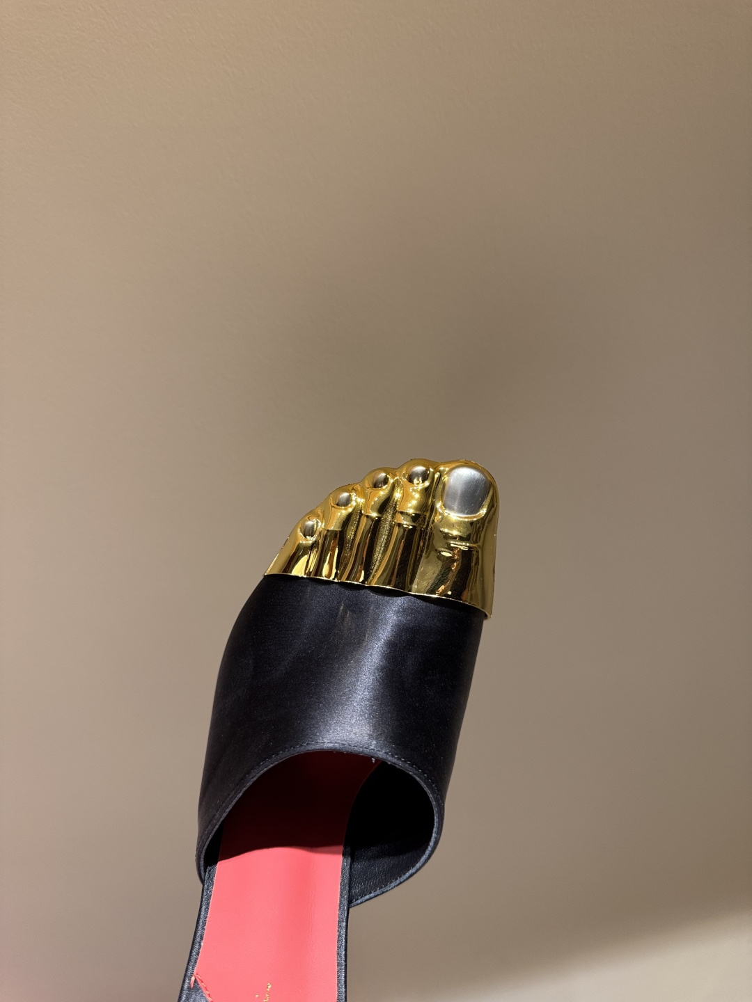 Schiaparelli FW24: Golden Toe Heels Steal the Show with Real Gold and Silver - 图片 5