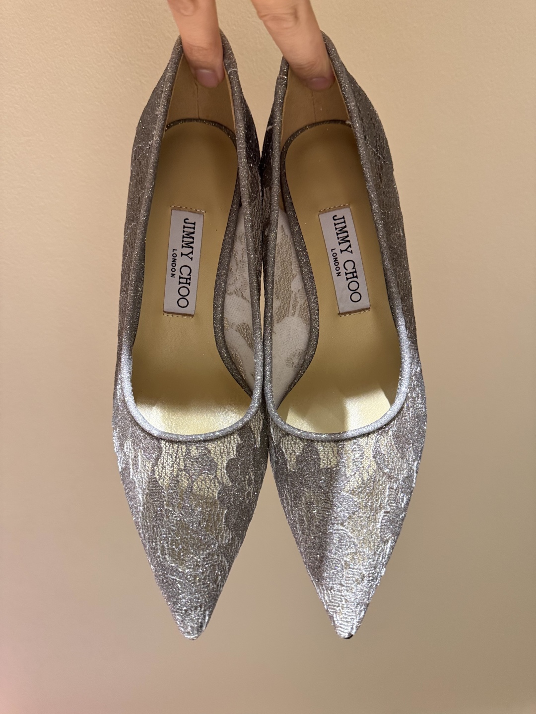 💰340
Jimmy Choo｜吉米周经典网纱高跟鞋系列
JC家的鞋子众所周知都是无一例外的仙女美
尤其是这款细闪亮片点缀 
独家纯手工工艺 耗时耗力
网纱若隐若现 透露着些许性感的氛围
超适合当婚鞋 穿上就是小仙女🧚‍♀️
面料采用进口网纱面➕闪粉
垫脚是混种羊皮
意大利进口牛皮大底
跟高 ：6.5cm/8.5cm
码数 ：35-39（34 /40/41/42定制）