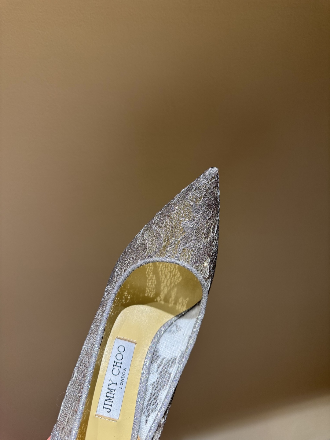 💰340
Jimmy Choo｜吉米周经典网纱高跟鞋系列
JC家的鞋子众所周知都是无一例外的仙女美
尤其是这款细闪亮片点缀 
独家纯手工工艺 耗时耗力
网纱若隐若现 透露着些许性感的氛围
超适合当婚鞋 穿上就是小仙女🧚‍♀️
面料采用进口网纱面➕闪粉
垫脚是混种羊皮
意大利进口牛皮大底
跟高 ：6.5cm/8.5cm
码数 ：35-39（34 /40/41/42定制）