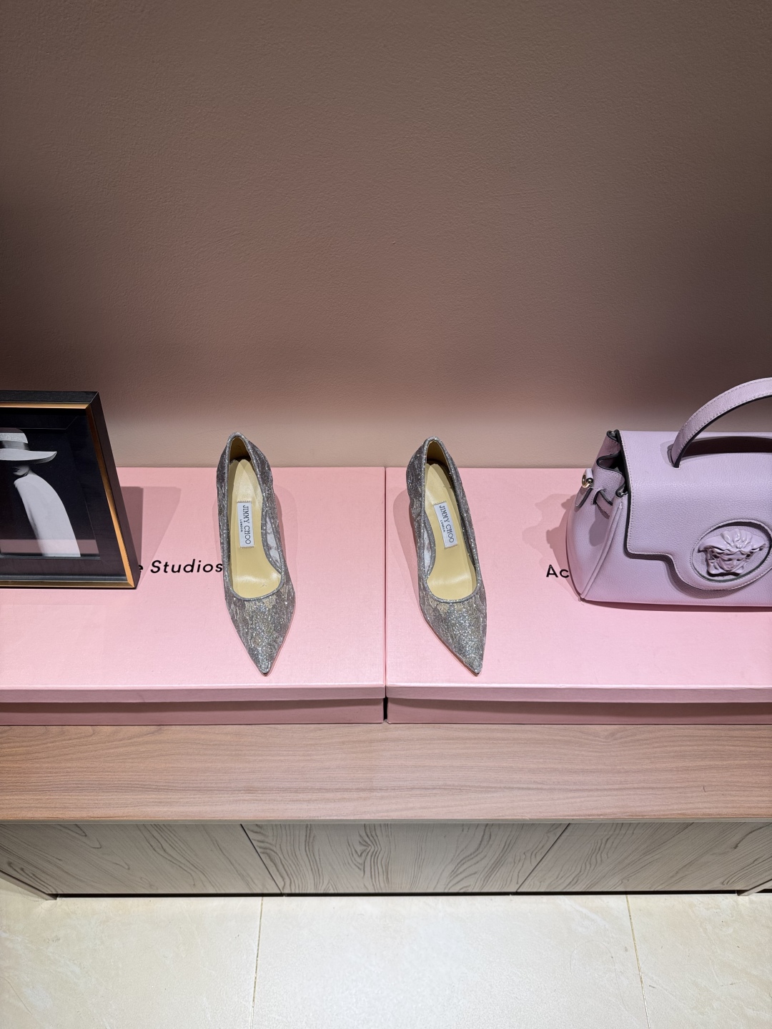 💰340
Jimmy Choo｜吉米周经典网纱高跟鞋系列
JC家的鞋子众所周知都是无一例外的仙女美
尤其是这款细闪亮片点缀 
独家纯手工工艺 耗时耗力
网纱若隐若现 透露着些许性感的氛围
超适合当婚鞋 穿上就是小仙女🧚‍♀️
面料采用进口网纱面➕闪粉
垫脚是混种羊皮
意大利进口牛皮大底
跟高 ：6.5cm/8.5cm
码数 ：35-39（34 /40/41/42定制）