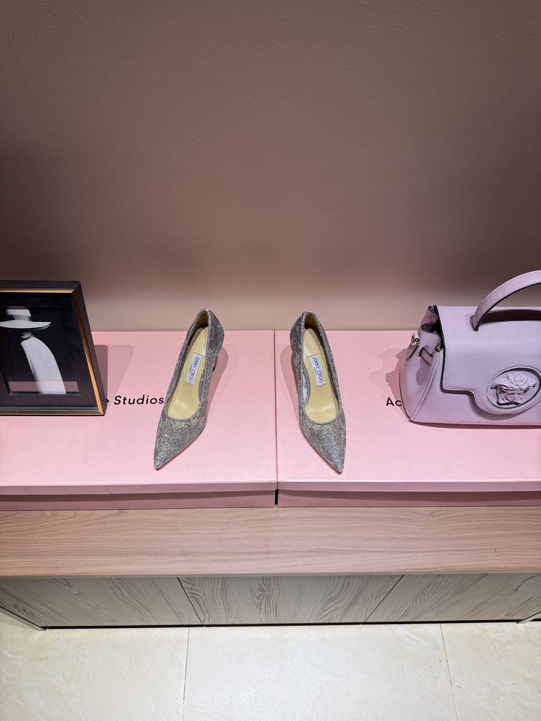 💰340
Jimmy Choo｜吉米周经典网纱高跟鞋系列
JC家的鞋子众所周知都是无一例外的仙女美
尤其是这款细闪亮片点缀 
独家纯手工工艺 耗时耗力
网纱若隐若现 透露着些许性感的氛围
超适合当婚鞋 穿上就是小仙女🧚‍♀️
面料采用进口网纱面➕闪粉
垫脚是混种羊皮
意大利进口牛皮大底
跟高 ：6.5cm/8.5cm
码数 ：35-39（34 /40/41/42定制）