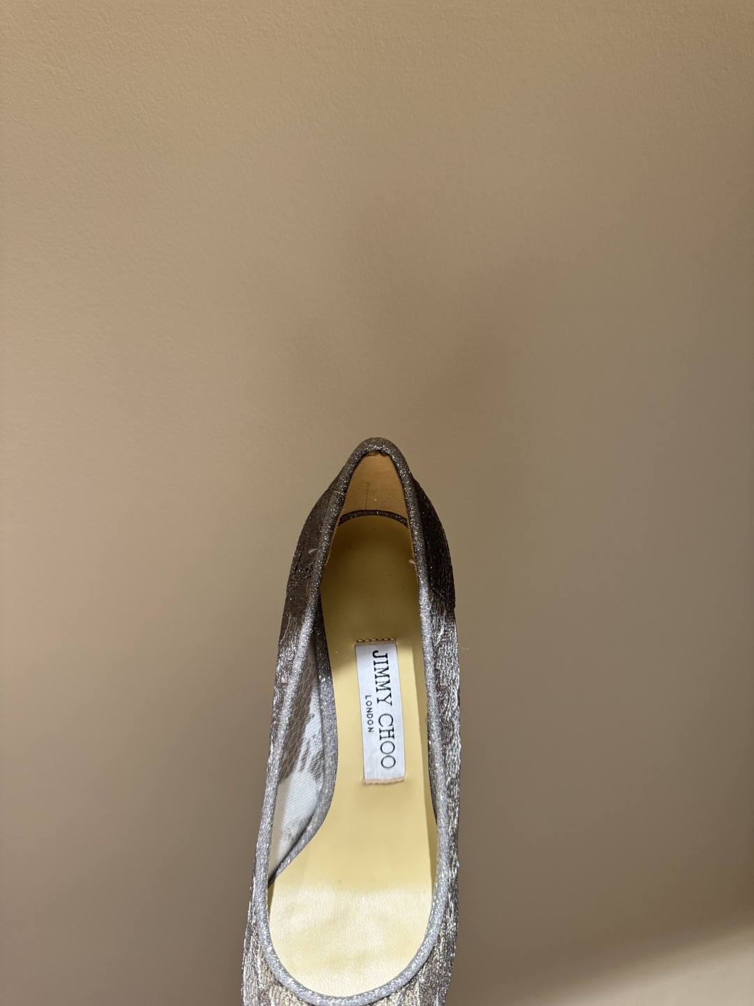 💰340
Jimmy Choo｜吉米周经典网纱高跟鞋系列
JC家的鞋子众所周知都是无一例外的仙女美
尤其是这款细闪亮片点缀 
独家纯手工工艺 耗时耗力
网纱若隐若现 透露着些许性感的氛围
超适合当婚鞋 穿上就是小仙女🧚‍♀️
面料采用进口网纱面➕闪粉
垫脚是混种羊皮
意大利进口牛皮大底
跟高 ：6.5cm/8.5cm
码数 ：35-39（34 /40/41/42定制）