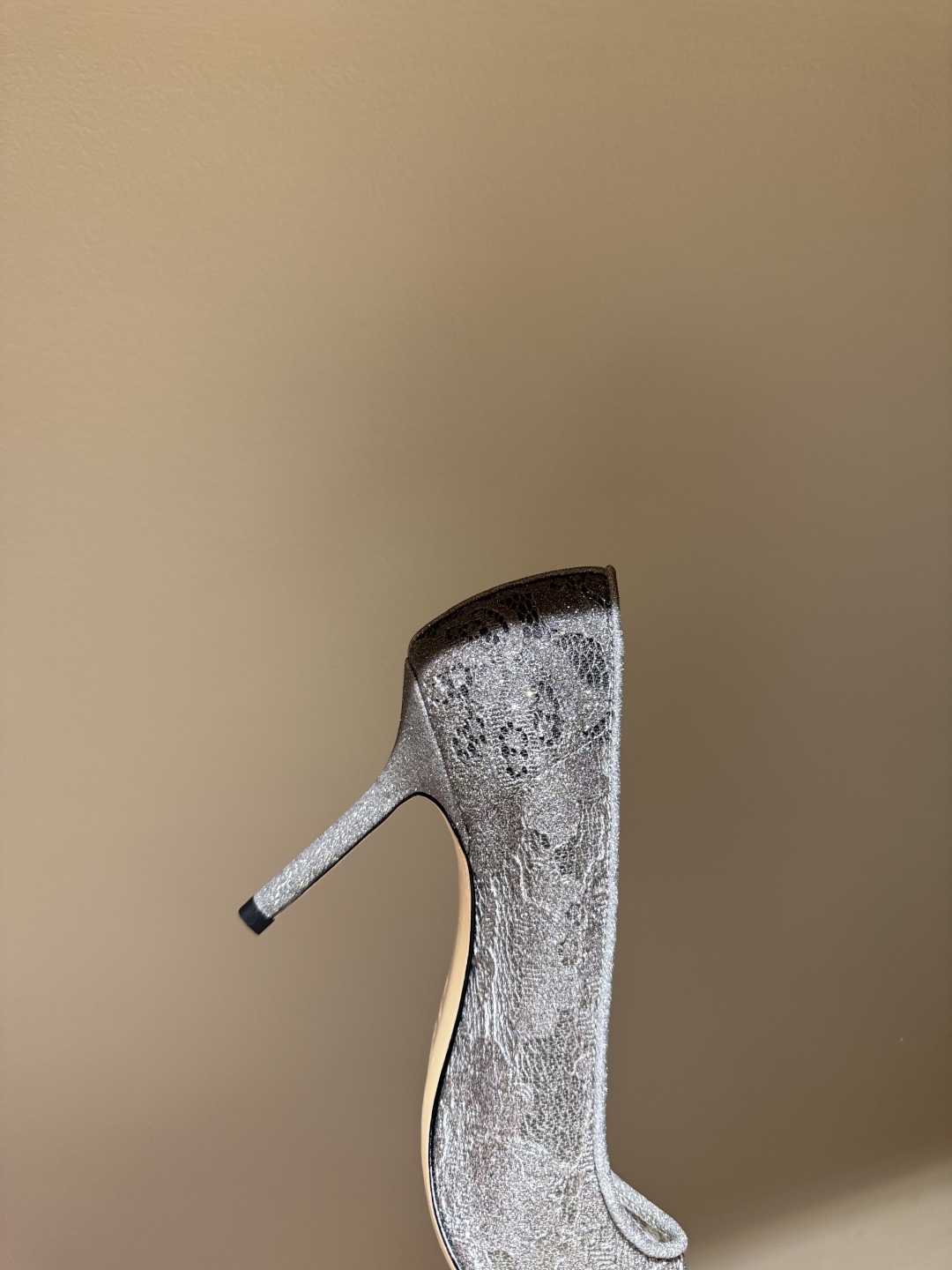💰340
Jimmy Choo｜吉米周经典网纱高跟鞋系列
JC家的鞋子众所周知都是无一例外的仙女美
尤其是这款细闪亮片点缀 
独家纯手工工艺 耗时耗力
网纱若隐若现 透露着些许性感的氛围
超适合当婚鞋 穿上就是小仙女🧚‍♀️
面料采用进口网纱面➕闪粉
垫脚是混种羊皮
意大利进口牛皮大底
跟高 ：6.5cm/8.5cm
码数 ：35-39（34 /40/41/42定制）