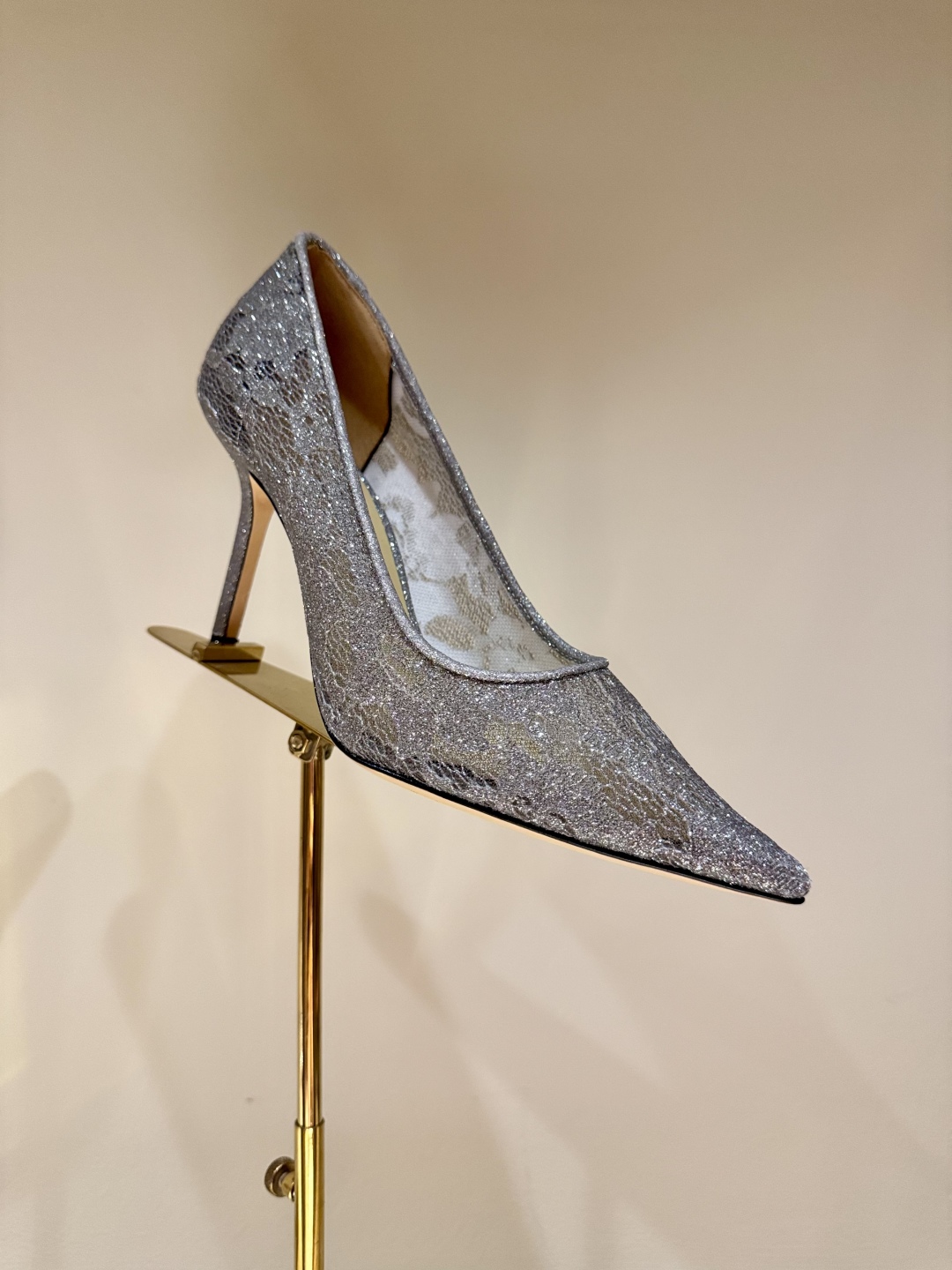 💰340
Jimmy Choo｜吉米周经典网纱高跟鞋系列
JC家的鞋子众所周知都是无一例外的仙女美
尤其是这款细闪亮片点缀 
独家纯手工工艺 耗时耗力
网纱若隐若现 透露着些许性感的氛围
超适合当婚鞋 穿上就是小仙女🧚‍♀️
面料采用进口网纱面➕闪粉
垫脚是混种羊皮
意大利进口牛皮大底
跟高 ：6.5cm/8.5cm
码数 ：35-39（34 /40/41/42定制）