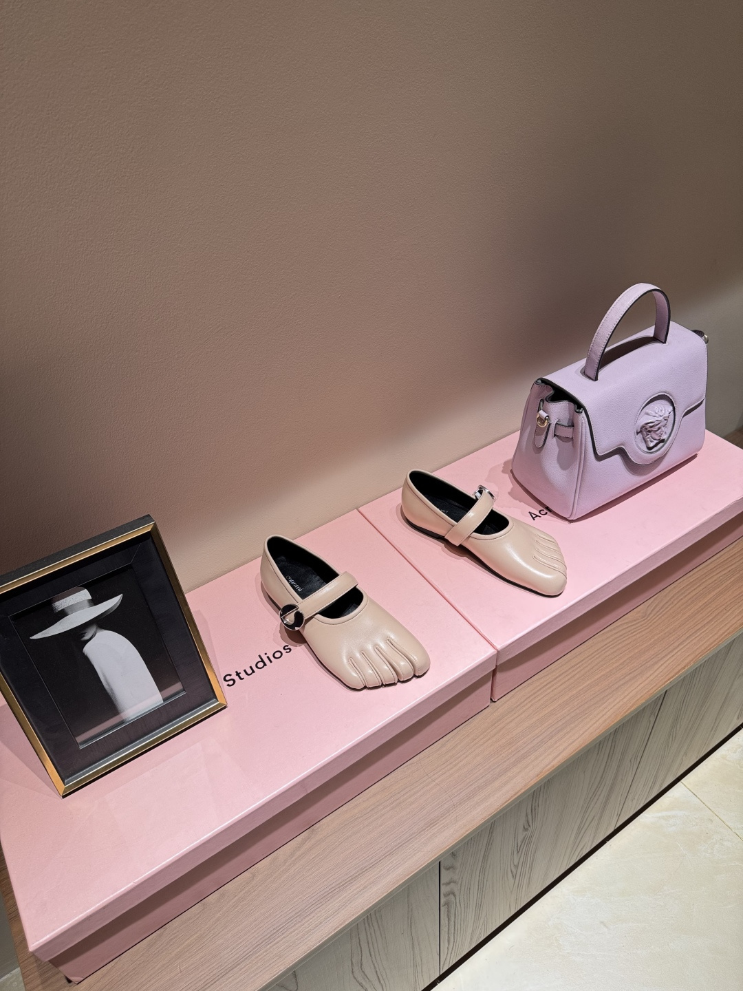 NO:407007,Coperni thin-soled five-finger shoes, personalized toe-segment design. Thin-soled shoes have gradually become the main force of major brands, while Coperni is more extreme. They made a pair of thin-soled toe-segment ballet shoes. They look good, but they still need a certain ability to control when wearing them. Excellent personality flat-soled toe-segment upper cowhide inner sheepskin sole rubber size 35-41 Packaging coperni original packaging, single shoes, cowhide, sheepskin19860909coperni薄底五指鞋,个性分趾设计 薄底鞋已经逐渐成为各大品牌的主力军,coperni则是更加极致,做了一双薄底分趾芭蕾舞鞋,看着确实好看,但穿出门还是需要一定的驾驭能力 绝好看的个性平底分趾 鞋面牛皮 内里羊皮 鞋底橡胶 尺寸35-41 包装coperni原版包装,单鞋,cowhide,sheepskin,Women's Shoes