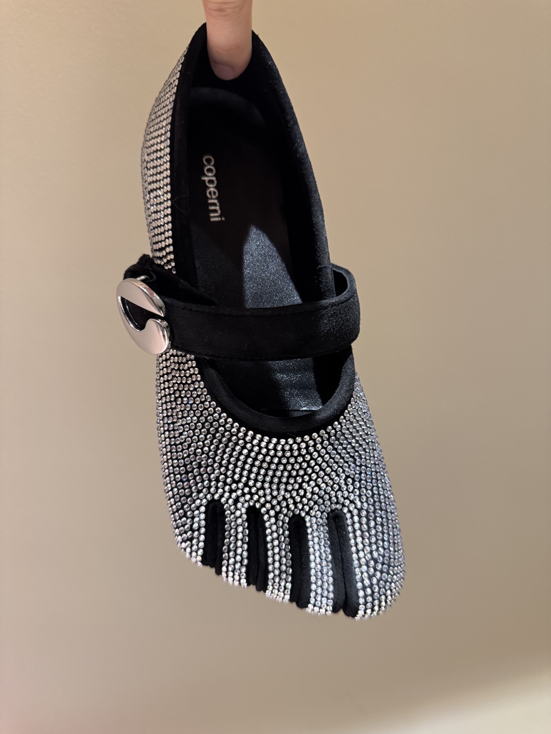 “Review of Coperni Five-Footed Shoes with Thin-Bottom Spectling Ballet Design and Competence Requirement”