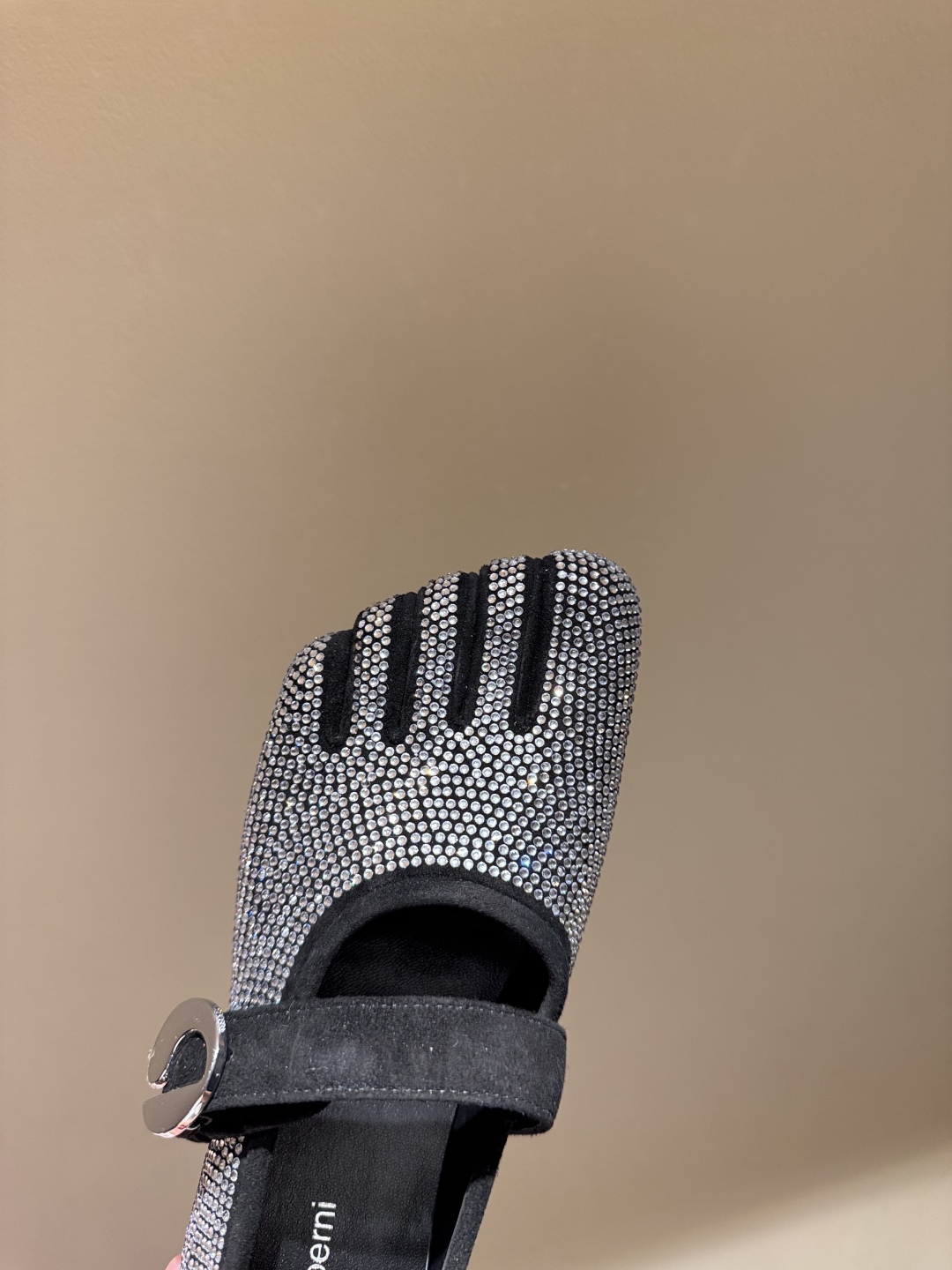 “Review of Coperni Five-Footed Shoes with Thin-Bottom Spectling Ballet Design and Competence Requirement” - 图片 5