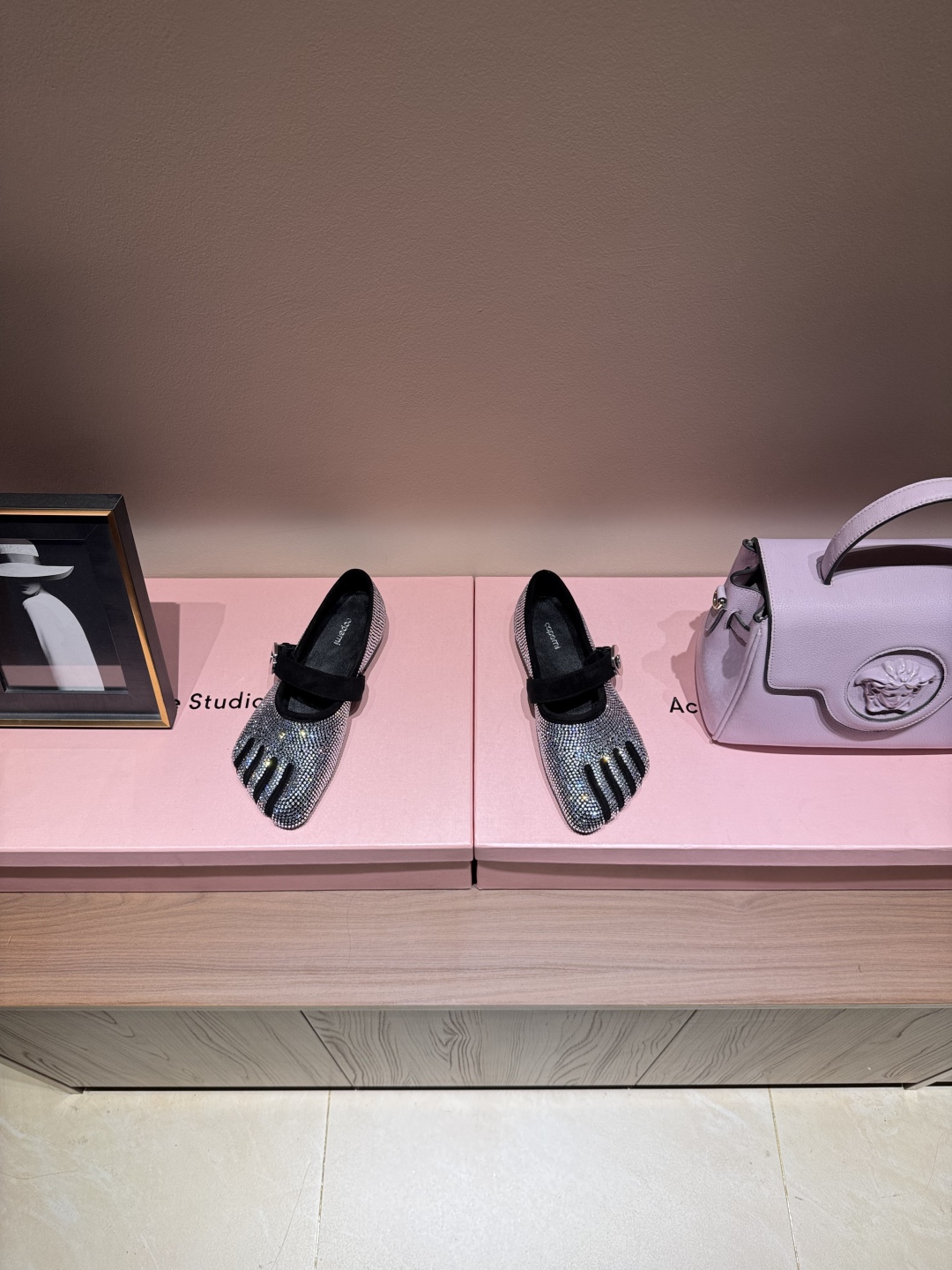 “Review of Coperni Five-Footed Shoes with Thin-Bottom Spectling Ballet Design and Competence Requirement” - 图片 4