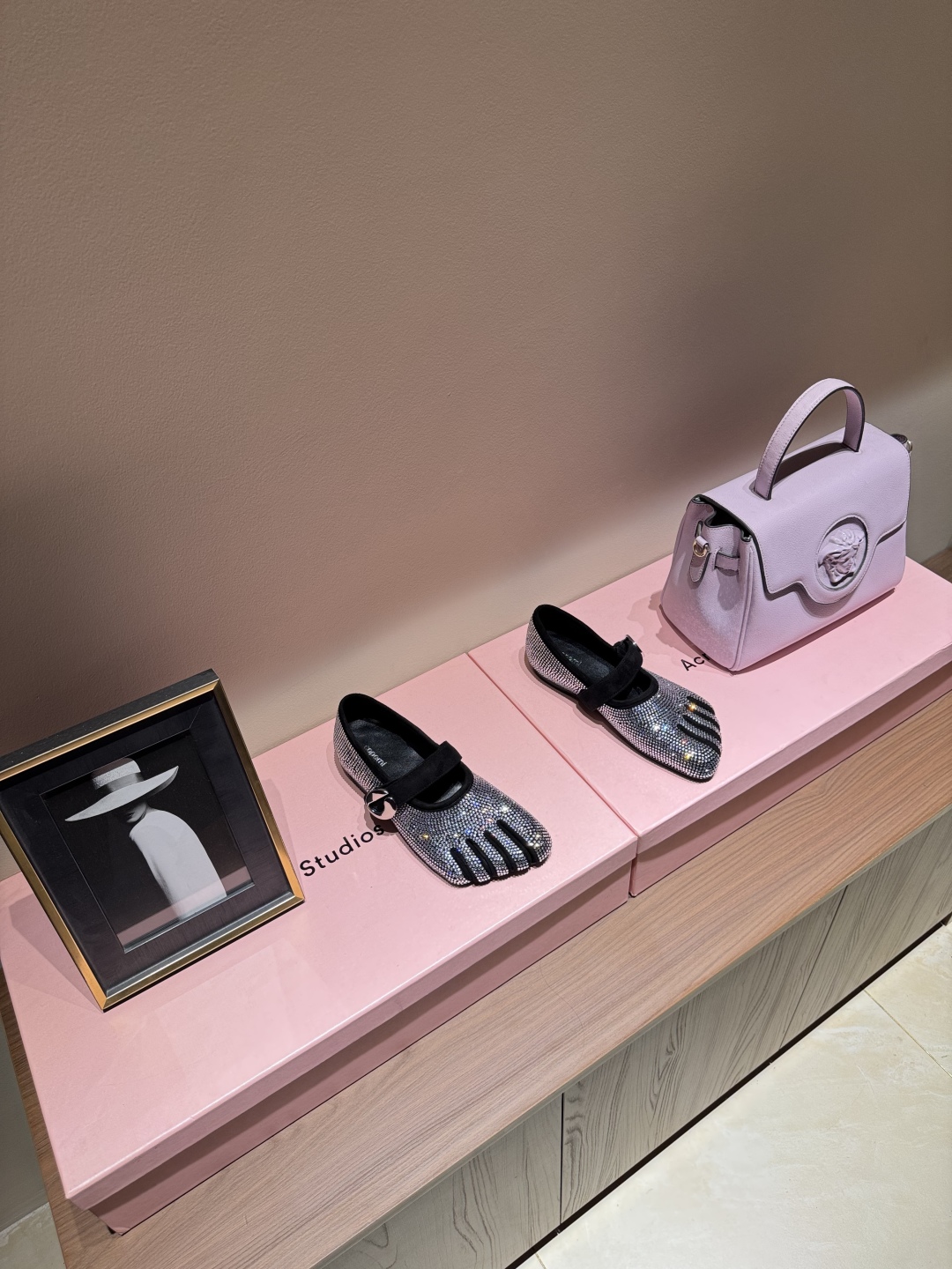 “Review of Coperni Five-Footed Shoes with Thin-Bottom Spectling Ballet Design and Competence Requirement” - 图片 2
