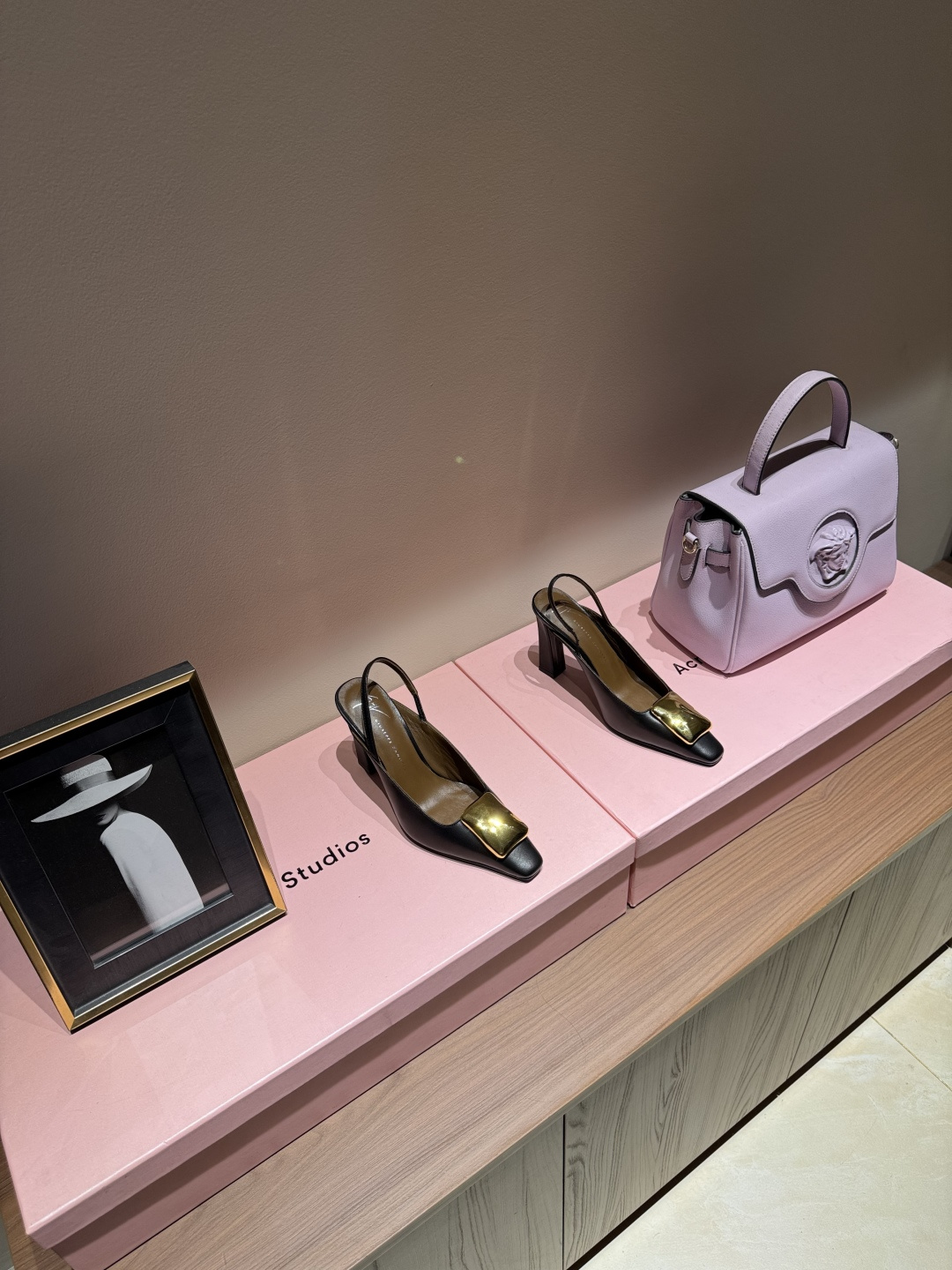 NO:407004,Giuseppe Zanotti Metal buckle square-toe strap back empty fashion show sandals GZ high heels that cut men and women. Love it. It is worthy of being the brand that understands women the most. It is sold out immediately after launching. Especially the side lines are smooth and naturally slim, which makes the whole pair of shoes feel layered and feminine. No matter what style you usually have, please try it!  Cowhide upper, mixed-bred sheepskin inside, original Italian leather outsole, heel height 10cm Size 35–41 (40, 41, 42, 43 customization, no return or replacement), high heels, sandals, high heels, cowhide, sheepskin, Leather soles19860909Giuseppe Zanotti 金属扣方头一字带后空时装走秀凉鞋 GZ斩男又斩女的高跟鞋 爱了 不愧是最懂女人的品牌 上新即售空 尤其是侧面线条设计流畅自然还很显瘦 让整双鞋层次感十足又富有女人味 不管你平时什么风格 请你一定要试试它！ 鞋面牛皮 内里是混种羊皮 原版意大利真皮大底 跟高10cm Size 35–41（40、41、42、43定制不退不换）,高跟鞋凉鞋,sandals,high heels,cowhide,sheepskin,Leather soles,Women's Shoes