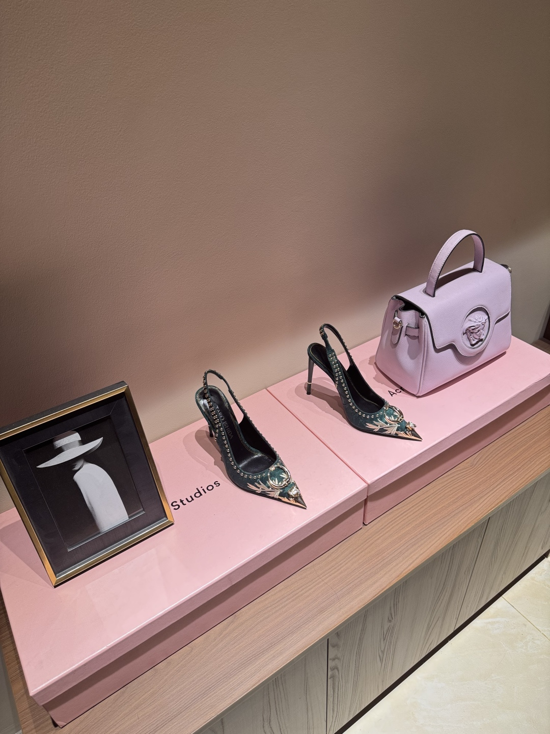 NO:407002,TARO ISHIDA black patent leather silver jewelry black agate extremely slim high heels 11cm high-end brand founded in 2018. Designer TARO ISHIDA (Taro Ishida) was born in Amsterdam, raised in Japan, lived in Milan, and worked in Tokyo. If Christian Loubotin is the gold of shoes, then TARO ISHIDA is the diamond of shoes. This is not a high heel, this is a complete work of art. Black patent leather shoe body, black agate toe paired with silver metal carvings. Every curve of the shoes is just right. Pure hand-made customization. Such crafts are so beautiful that they can't help themselves, and the craftsmanship is very impressive. The upper leather (hand-made nails) inner cowhide, footbed cowhide, outsole genuine leather  Packaging original one to one, high heels sandals, sandals, high heels, cowhide, gold19860909TARO ISHIDA黑色漆皮银饰黑玛瑙 极细高跟鞋 11cm 创立于2018年的高跟鞋高端品牌 设计师TARO ISHIDA（石田太郎） 生于阿姆斯特丹,长于日本,居于米兰,工于东京.如果说红底Christian Loubotin是鞋之黄金 那么TARO ISHIDA就是鞋之钻石 这不是高跟鞋,这是妥妥的艺术品. 黑色漆皮鞋身,黑色玛瑙鞋头 搭配银色金属雕饰 鞋子的每一个弧度都恰到好处 纯手工定制 这样的工艺品简直美到无法自拔 不能自已,工艺感爆表. 鞋面真皮（手工钉） 内里牛皮 垫脚牛皮 大底真皮 包装原版一比一,高跟鞋凉鞋,sandals,high heels,cowhide,gold,Women's Shoes