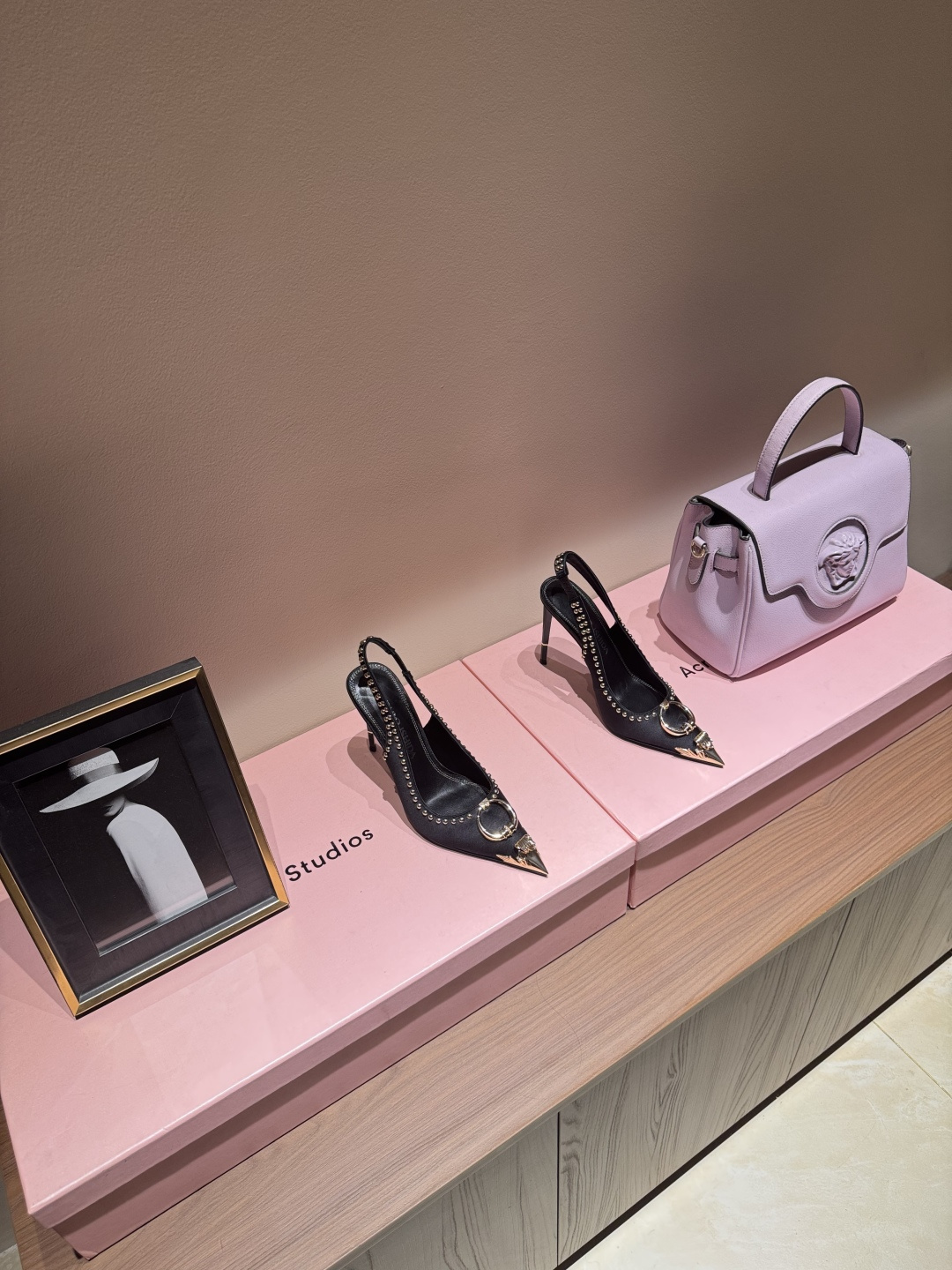 NO:406999,TARO ISHIDA black patent leather silver jewelry black agate, extremely slim high heels 11cm high-end brand founded in 2018. Designer TARO ISHIDA (Taro Ishida) was born in Amsterdam, grew up in Japan, lived in Milan, and worked in Tokyo. If the red-soled Christian Loubotin is the gold of shoes, then TARO ISHIDA is the diamond of shoes. This is not a high heel, this is a work of art. Black patent leather shoe body, black agate toe paired with silver metal carvings. Every curve of the shoes is just right. Pure hand-made customization. Such crafts are so beautiful that they can't help themselves, and the craftsmanship is very impressive. Upper patent leather inner cowhide foot leather, footbed cowhide, outsole genuine leather, original packaging one to one, high heel sandals, sandals, high  heels,cowhide,gold19860909TARO ISHIDA黑色漆皮银饰黑玛瑙 极细高跟鞋 11cm 创立于2018年的高跟鞋高端品牌 设计师TARO ISHIDA（石田太郎） 生于阿姆斯特丹,长于日本,居于米兰,工于东京.如果说红底Christian Loubotin是鞋之黄金 那么TARO ISHIDA就是鞋之钻石 这不是高跟鞋,这是妥妥的艺术品. 黑色漆皮鞋身,黑色玛瑙鞋头 搭配银色金属雕饰 鞋子的每一个弧度都恰到好处 纯手工定制 这样的工艺品简直美到无法自拔 不能自已,工艺感爆表. 鞋面漆皮 内里牛皮 垫脚牛皮 大底真皮 包装原版一比一,高跟鞋凉鞋,sandals,high heels,cowhide,gold,Women's Shoes