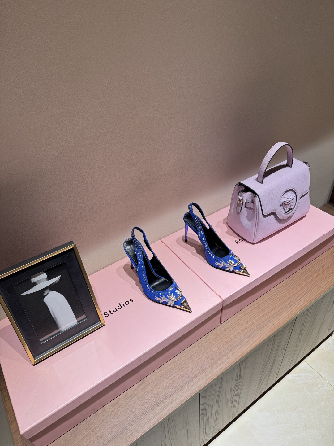 NO:616133,TARO ISHIDA Black Patent Leather Silver Decorated Black Onyx Extra Stiletto High Heels 11cm A high-end high-heeled shoe brand founded in 2018. Designer TARO ISHIDA (Taro Ishida) was born in Amsterdam, grew up in Japan, lives in Milan, and works in Tokyo. If red-soled Christian Loubotin is the gold of shoes, then TARO ISHIDA is the diamond of shoes. This is not a high-heeled shoe, this is a proper work of art. Black patent leather shoe body, black agate toe, with silver metal carvings  Every curvature of the shoe is just right. It is purely handmade. This kind of handicraft is so beautiful that you can’t help yourself. You can’t help yourself, and the sense of craftsmanship is overwhelming. Genuine leather for the upper (hand-nailed), cowhide for the lining, cowhide for the foot pads, and genuine leather for the outsole. The original packaging is one to one, sandals, high heels, high heels, cowhide, gold.19860909TARO ISHIDA黑色漆皮银饰黑玛瑙 极细高跟鞋 11cm 创立于2018年的高跟鞋高端品牌 设计师TARO ISHIDA（石田太郎） 生于阿姆斯特丹,长于日本,居于米兰,工于东京.如果说红底Christian Loubotin是鞋之黄金 那么TARO ISHIDA就是鞋之钻石 这不是高跟鞋,这是妥妥的艺术品. 黑色漆皮鞋身,黑色玛瑙鞋头 搭配银色金属雕饰 鞋子的每一个弧度都恰到好处 纯手工定制 这样的工艺品简直美到无法自拔 不能自已,工艺感爆表. 鞋面真皮（手工钉） 内里牛皮 垫脚牛皮 大底真皮 包装原版一比一,高跟鞋凉鞋,sandals,high heels,cowhide,gold,Women's Shoes