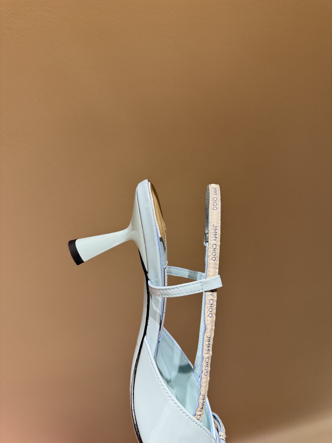 Jimmy Choo Low-Heel Shoes: Comfortable, Stylish, and Spacious. - 图片 6