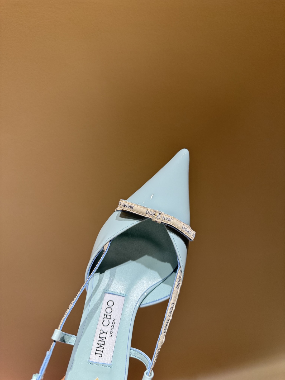 Jimmy Choo Low-Heel Shoes: Comfortable, Stylish, and Spacious. - 图片 4