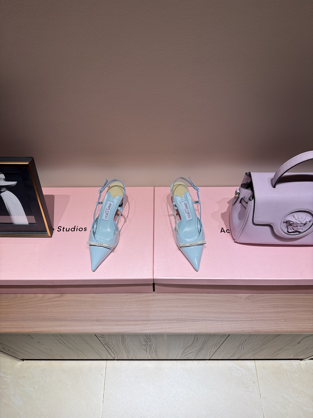 Jimmy Choo Low-Heel Shoes: Comfortable, Stylish, and Spacious. - 图片 3