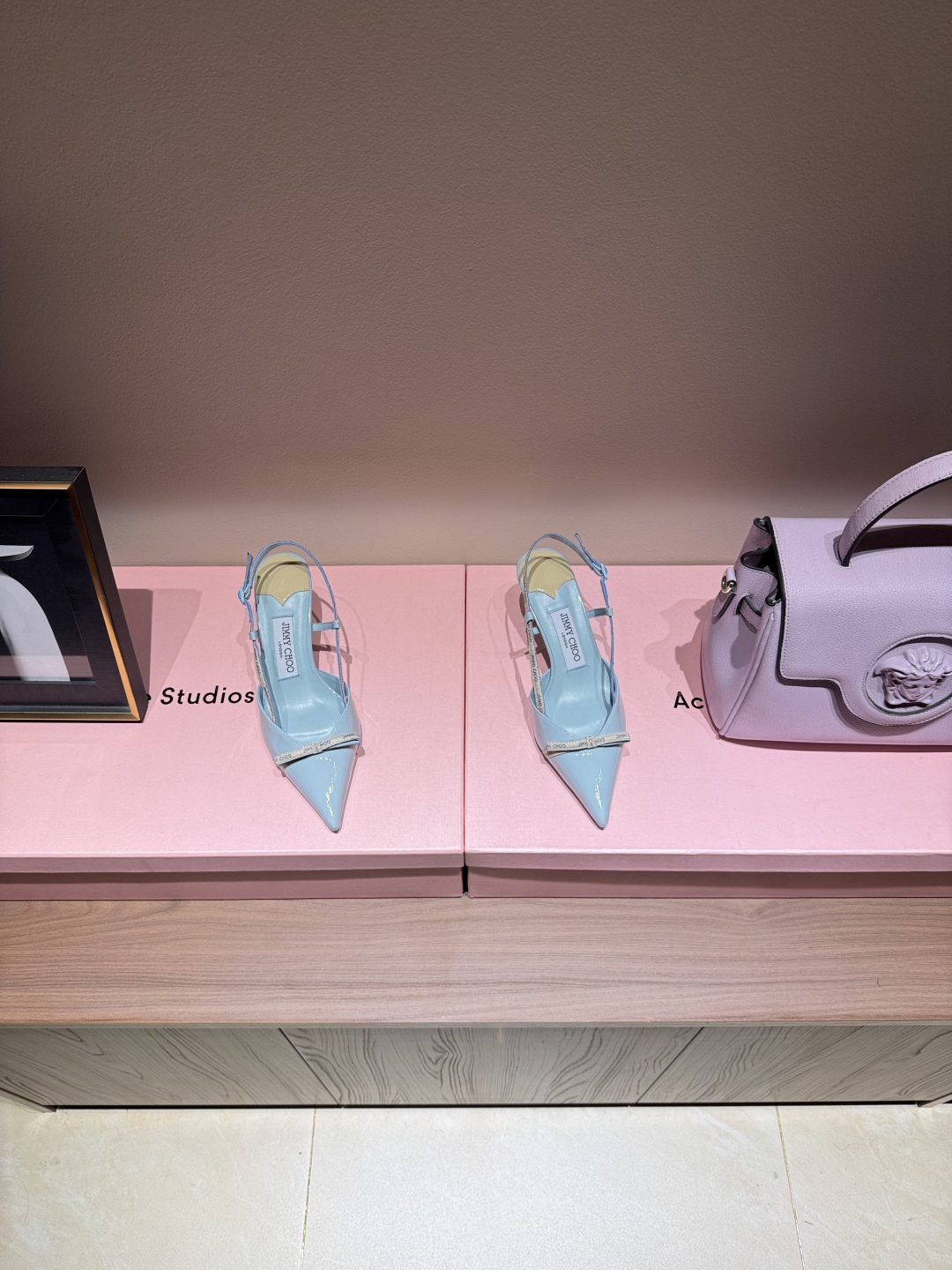 Jimmy Choo Low-Heel Shoes: Comfortable, Stylish, and Spacious. - 图片 2