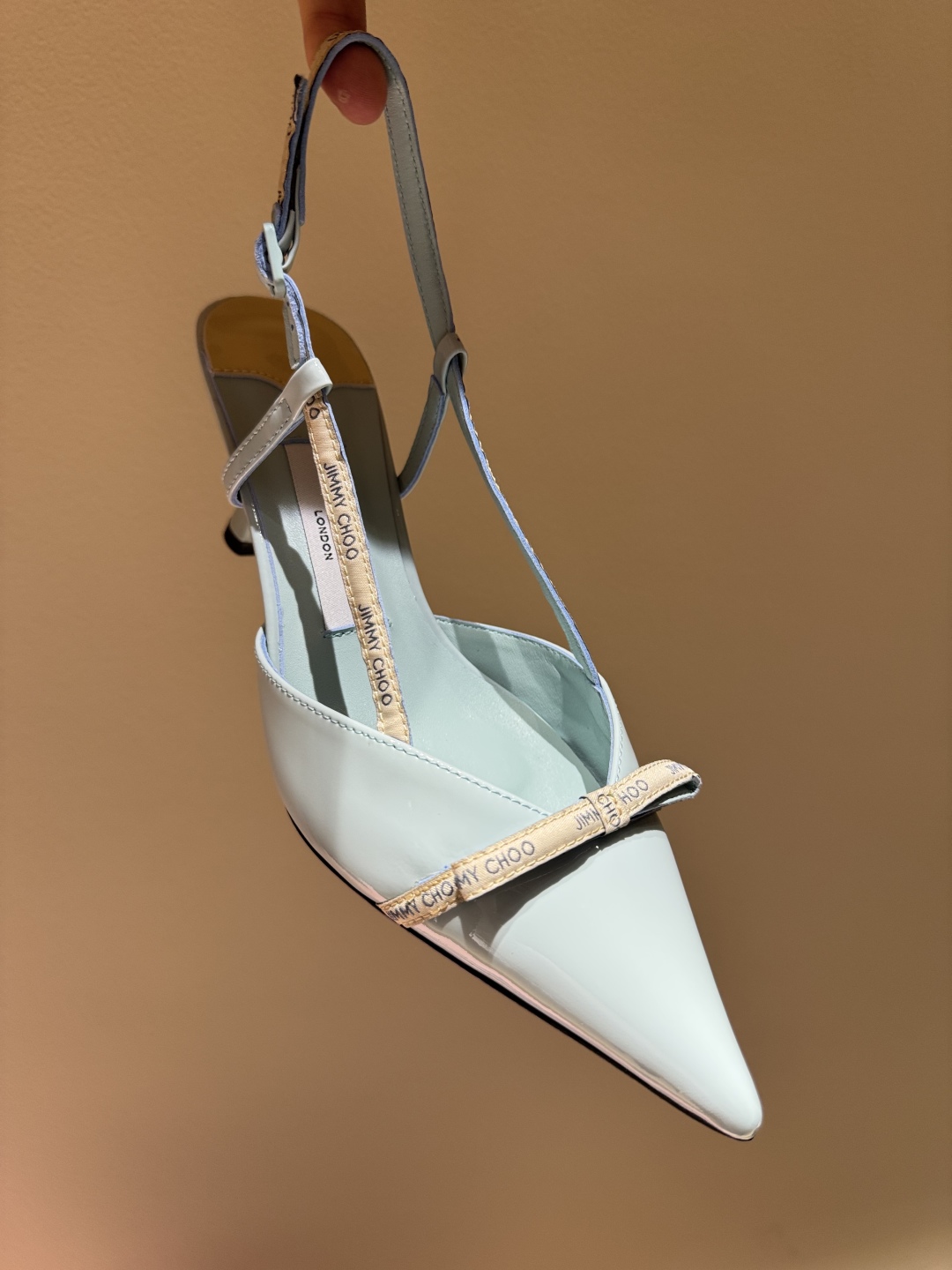 Jimmy Choo Low-Heel Shoes: Comfortable, Stylish, and Spacious. - 图片 8