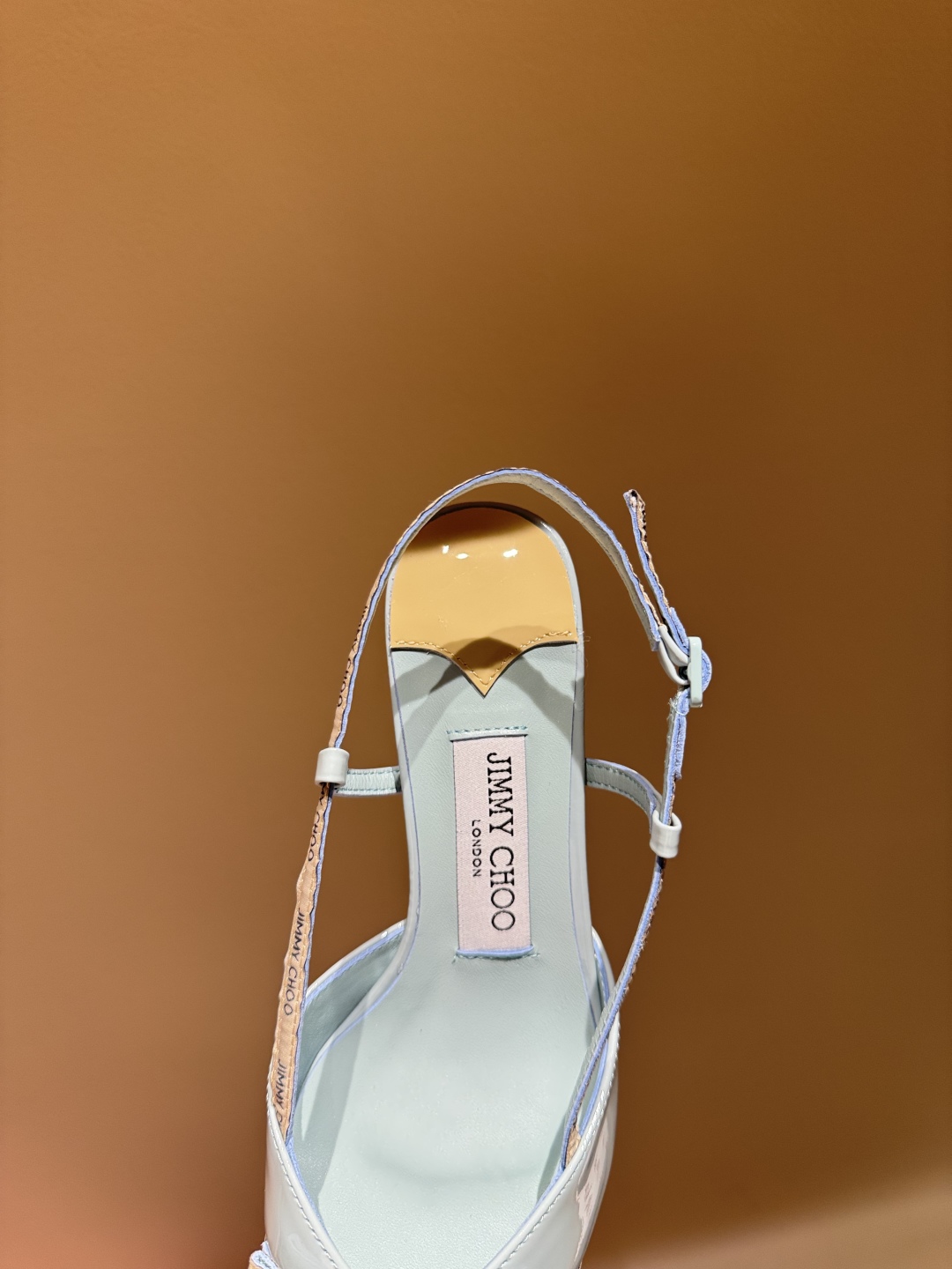 Jimmy Choo Low-Heel Shoes: Comfortable, Stylish, and Spacious. - 图片 5
