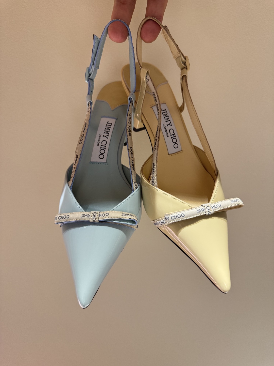 Jimmy Choo Low-Heel Shoes: Comfortable, Stylish, and Spacious. - 图片 9