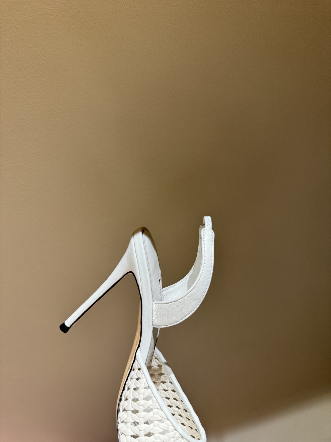 Manolo Blahnik’s High-Heel Sandals: Classic Knitting, Hand-Weaving, and Luxury Craftsmanship - 图片 7
