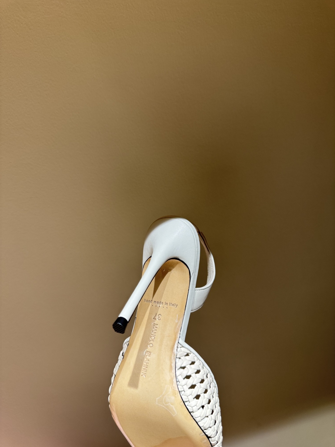 Manolo Blahnik’s High-Heel Sandals: Classic Knitting, Hand-Weaving, and Luxury Craftsmanship - 图片 8