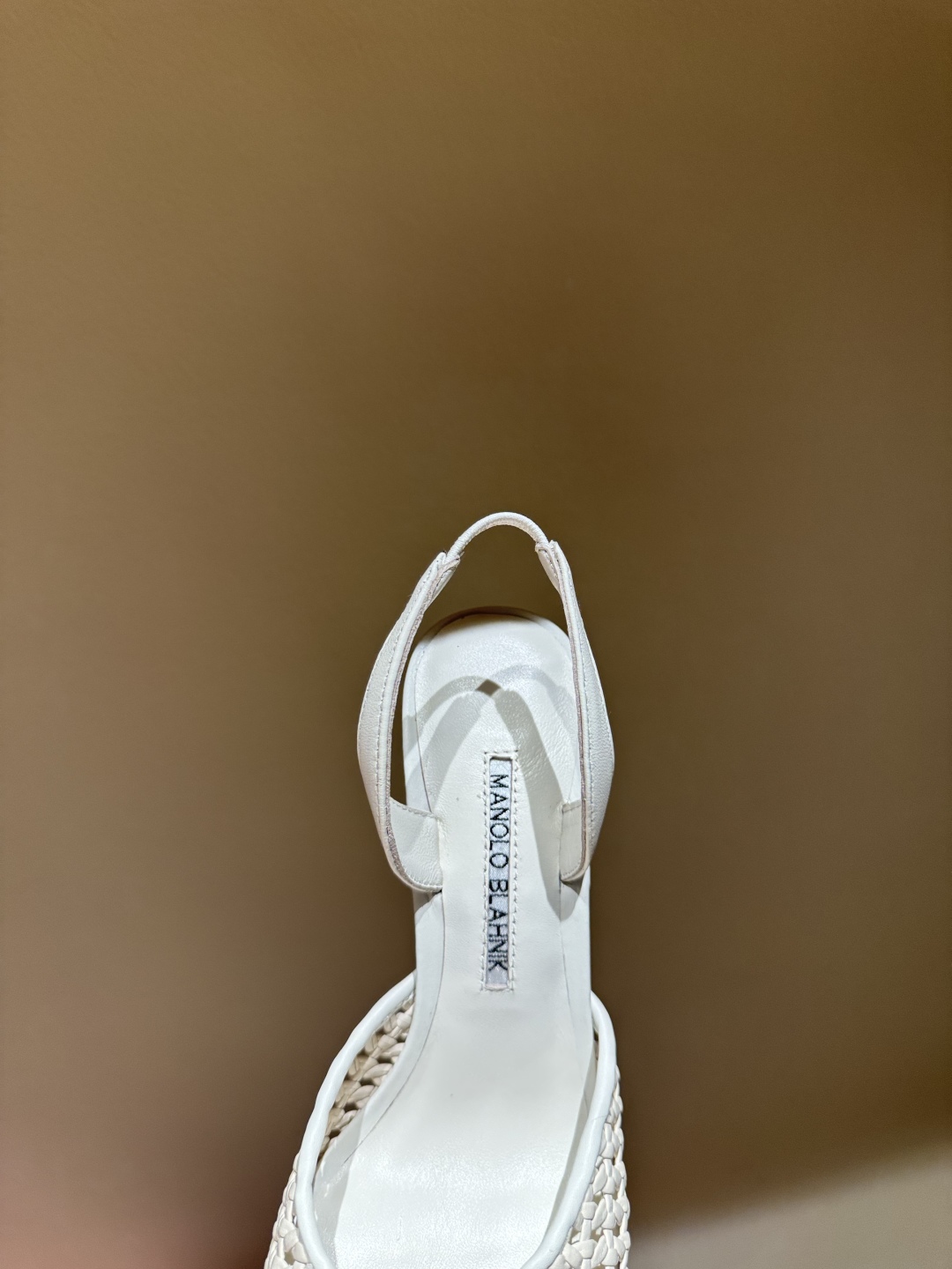 Manolo Blahnik’s High-Heel Sandals: Classic Knitting, Hand-Weaving, and Luxury Craftsmanship - 图片 6