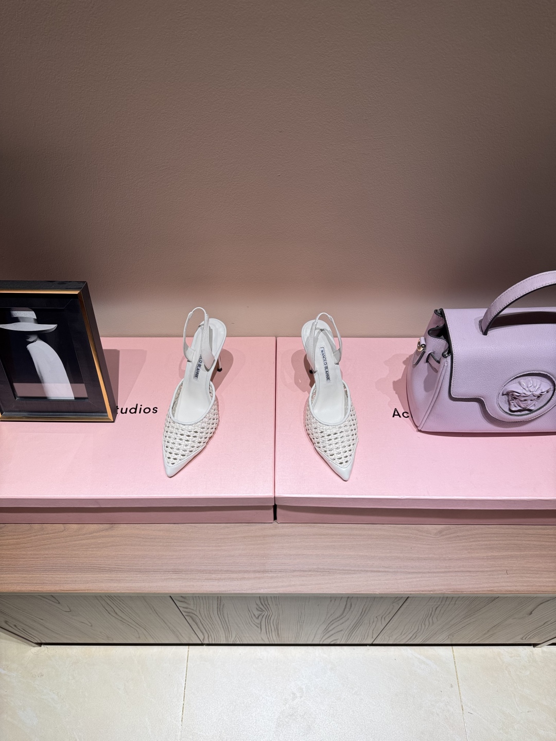 Manolo Blahnik’s High-Heel Sandals: Classic Knitting, Hand-Weaving, and Luxury Craftsmanship - 图片 4