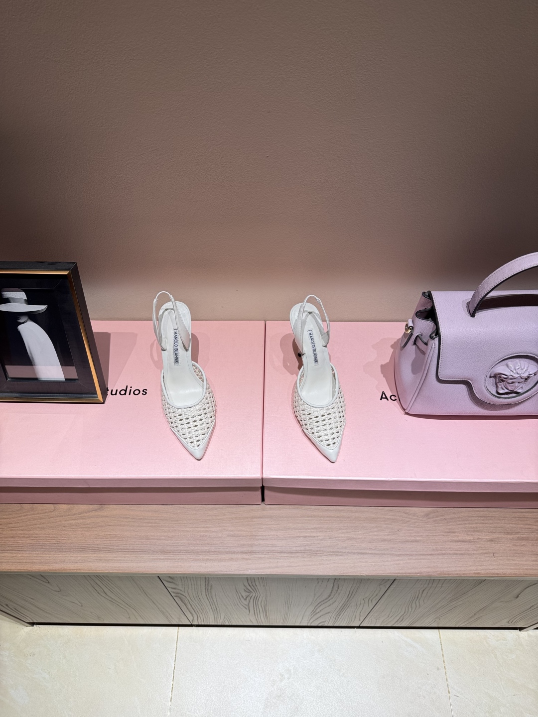 Manolo Blahnik’s High-Heel Sandals: Classic Knitting, Hand-Weaving, and Luxury Craftsmanship - 图片 3