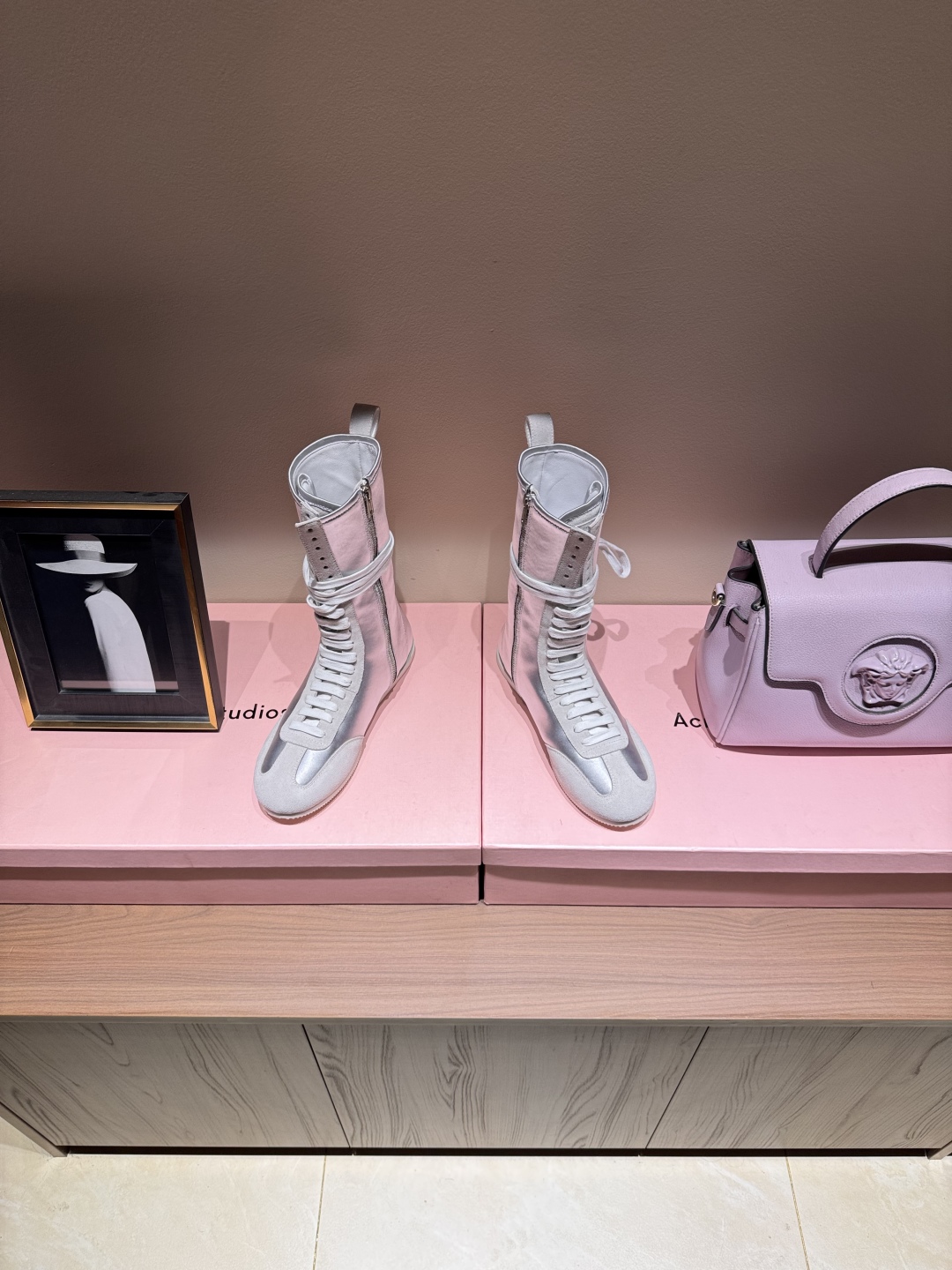 Ann Demeulemeester Fall Winter Boots: Sporty Charm with Mixed Elements - 图片 3