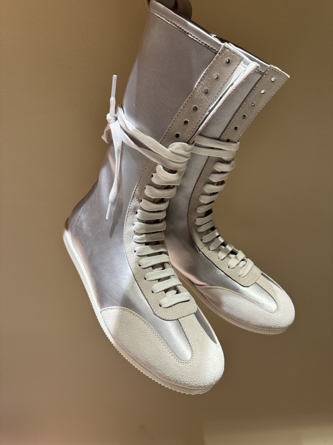 Ann Demeulemeester Fall Winter Boots: Sporty Charm with Mixed Elements - 图片 9