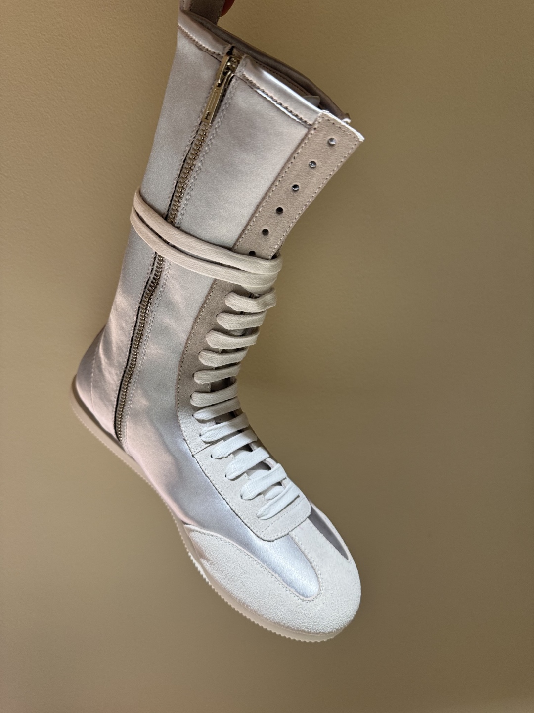 Ann Demeulemeester Fall Winter Boots: Sporty Charm with Mixed Elements - 图片 7