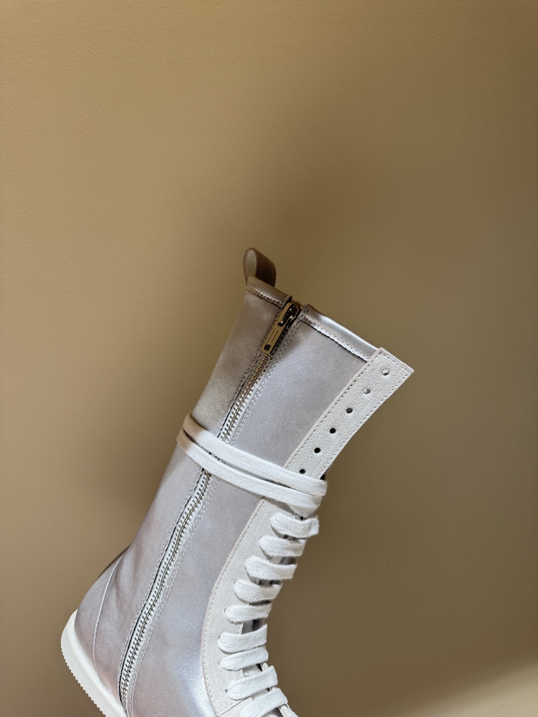 Ann Demeulemeester Fall Winter Boots: Sporty Charm with Mixed Elements - 图片 5