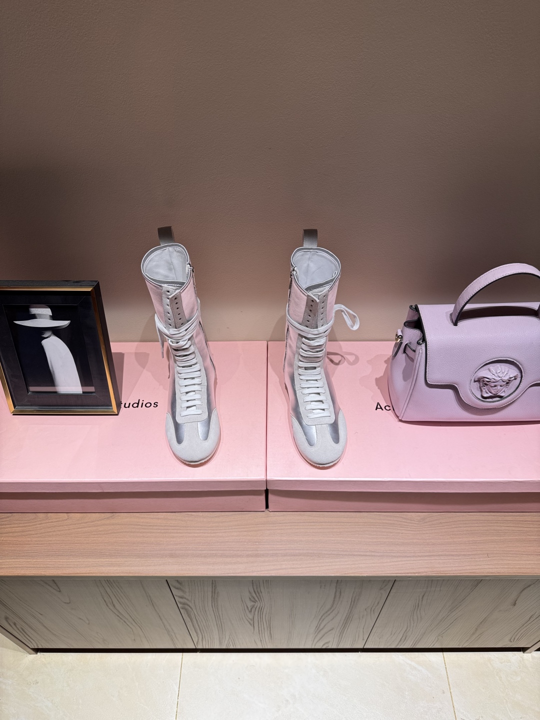 Ann Demeulemeester Fall Winter Boots: Sporty Charm with Mixed Elements - 图片 2