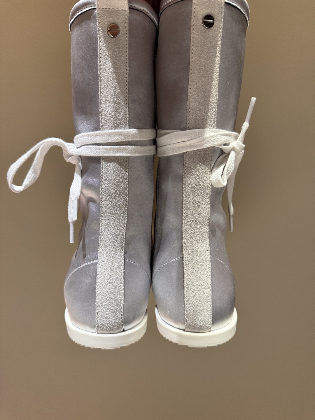 Ann Demeulemeester Fall Winter Boots: Sporty Charm with Mixed Elements - 图片 8