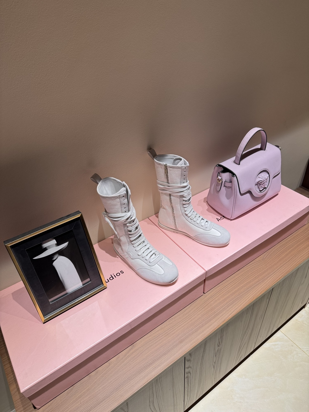 NO:536681,Ann Demeulemester 25 autumn and winter boot design concept originates from the combination of boxing boots and sneakers, which is dynamic and soft, reflecting the charm of pure sports elements and mixed charm, from soft pastels to sports + plus retro 80s tones, it is perfect for every girl, an excellent product!  !  Fashionable sports experts must enter, the foot feel is light, both fashionable and comfortable~ The upper is made of original imported cowhide/cow back velvet/silk, inner foot pad sheepskin, original custom rubber sole Size35-40 (40 custom made without return), boots, boots, sneakers, cowhide, sheepskin, real silk19860909Ann Demeulemeester 25秋冬靴子设计理念源于拳击靴和运动鞋两者的结合,动感而柔美～体现了纯正的运动元素和混合的魅力 从柔和的粉彩到运动＋加上复古的 80年代色调,完全适合每一个女生,绝绝子品！！时髦运动达人必入,脚感轻盈 兼具时尚与舒适~ 鞋面采用原版进口牛皮/牛反绒/真丝 内里垫脚羊皮 大底原版定制橡胶大底 Size35-40（40订做不退换）,靴子,boots,sneakers,cowhide,sheepskin,real silk,Women's Shoes