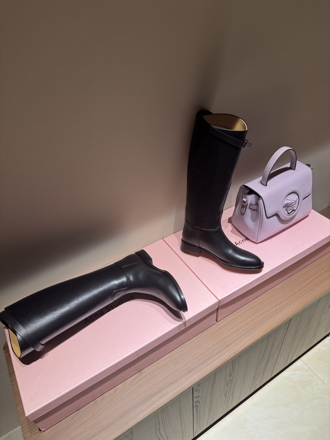 NO:536686,H Home 2025 autumn and winter new model HERMES Hermes classic boots counter price is close to 20,000 yuan. The high price naturally has unique craftsmanship and quality. The leather of this boot is all imported customized, and the inner material is also imported customized cowhide. It is easy to wear and comfortable to match with the essential autumn and winter style that looks good, and the style will never go out of date no matter how you wear it. Upper imported cowhide imported cowhide inner imported cowhide inner large sole size 35-39 (40.41 no return or replacement), boots, hermes, hermes, boots, cowhide19860909H家 2025秋冬新款 HERMES爱马仕经典靴子专柜价格接近2W高昂的售价自然有独特的工艺和品质这款靴子的皮料全部为进口定制,内里材质也是进口定制牛皮,,好穿舒适搭配什么都好看的秋冬必备款,而且风格永存怎么穿都不会过时的骑士靴. 鞋面进口牛皮 内里进口牛皮内里 大底原版鞋底 码数35-39（40.41不退不换),靴子,hermes,hermes,boots,cowhide,Women's Shoes