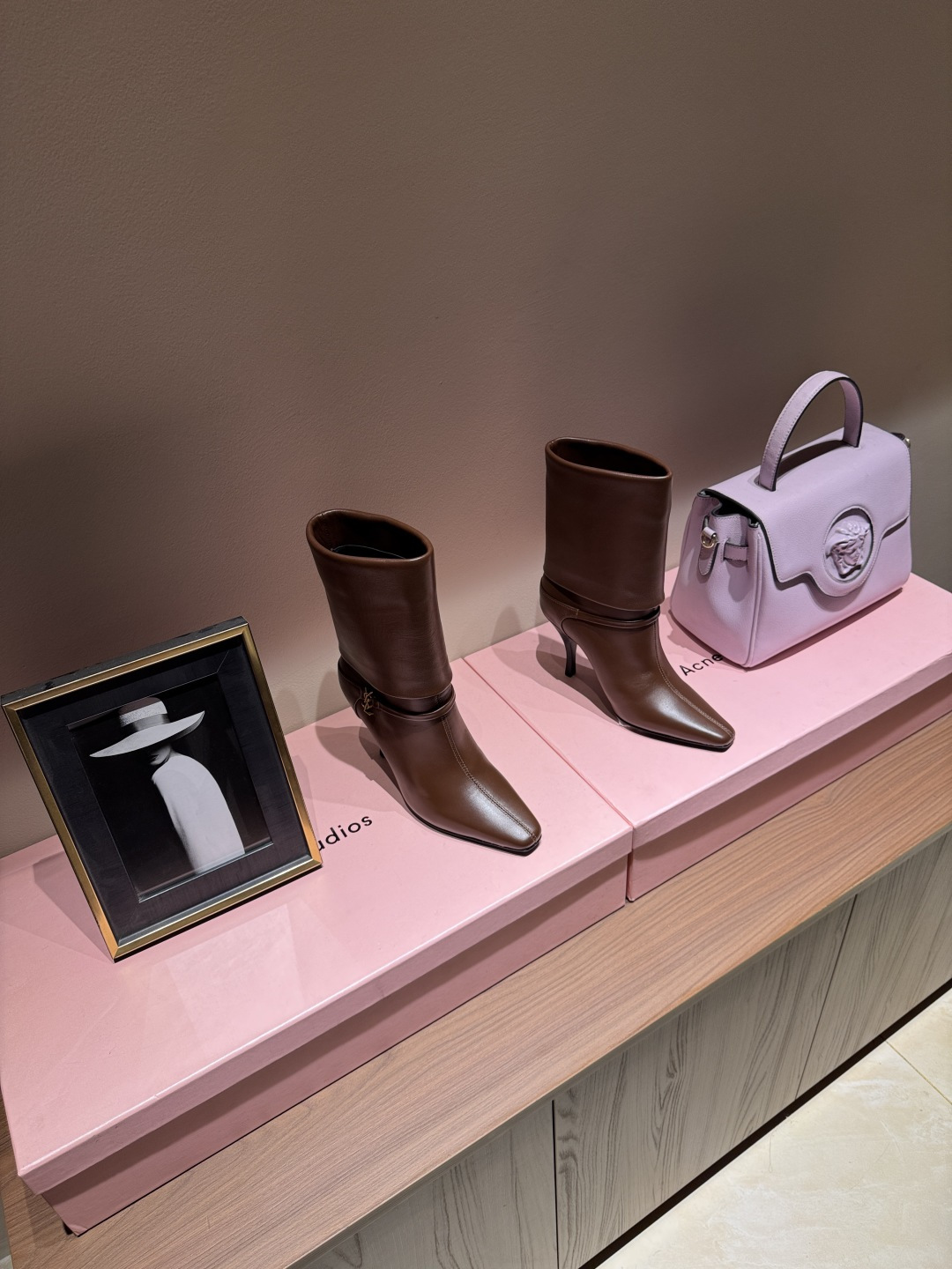 NO:536691,Saint Laurent / Saint Laurent French temperament High-quality square toe straight-tube Martin boots French style, pure Saint Laurent straight-tube boots essence Non-market version of the picture to make goods Straight-tube boots without zipper design boots Brand logo hardware decoration (pair cabinet with letters) Upper open beads, calfskin inner sheepskin sole genuine leather sole heel height 10·5 size 35-39 (40,41 customization without return or exchange) Saint Laurent original packaging, boots, saint laurent, saint laurent, boots, cowhide, sheepskin, Leather soles19860909Saint Laurent / 圣罗兰 法式气质 高定方头直筒帅气马丁靴 法式版型,纯正圣罗兰直筒靴精髓 非市场版看图做货 皮带扣装饰直筒无拉链设计长靴 品牌logo五金装饰（对版柜子,带字母） 鞋面开边珠,小牛皮 内里羊皮 鞋底真皮大底 跟高10·5 码数35-39（40,41定制不退不换） 圣罗兰原版包装,靴子,saint laurent,saint laurent,boots,cowhide,sheepskin,Leather soles,Women's Shoes