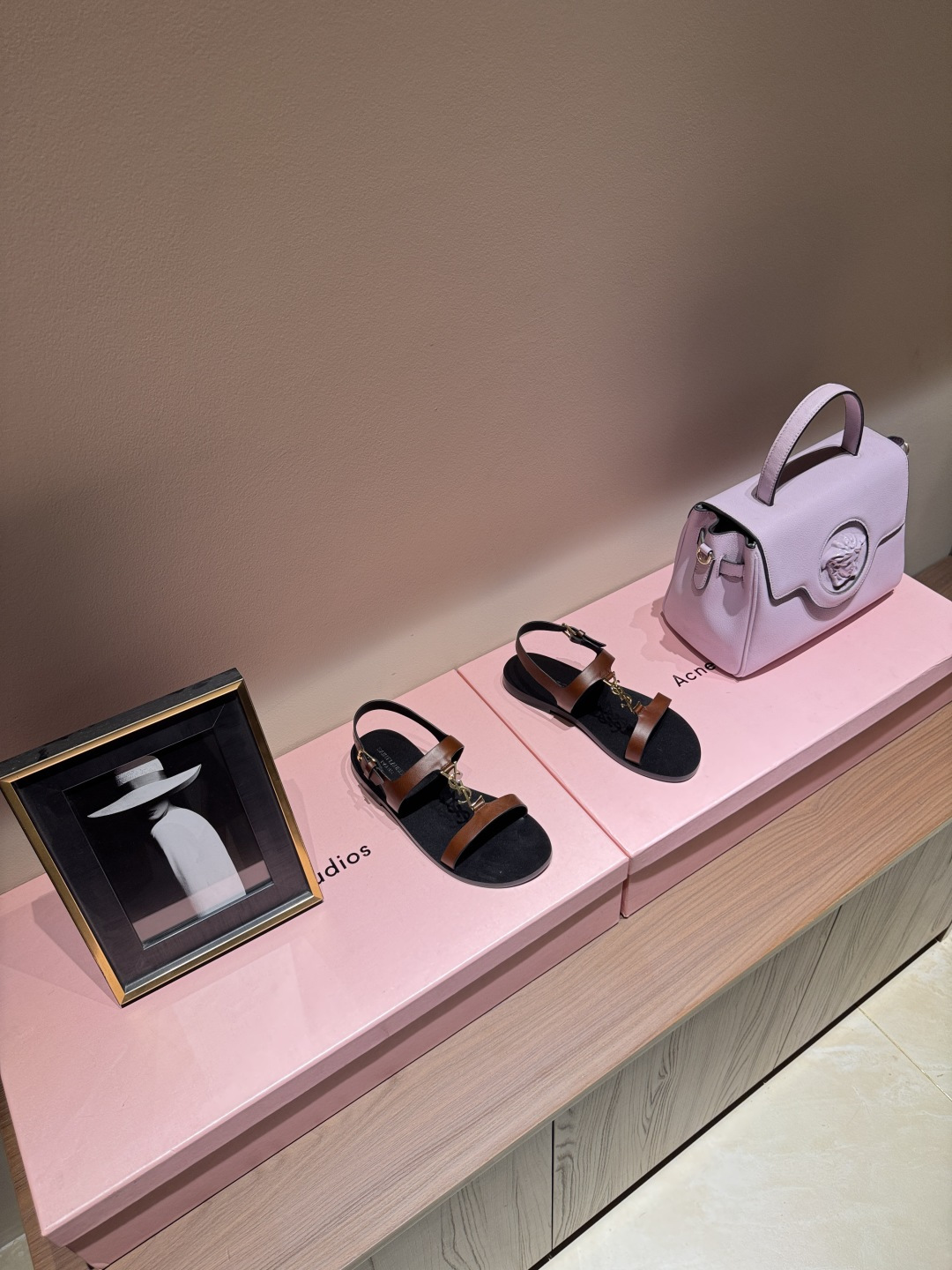 NO:536621,Saint Laurent 2025 Paris Saint Laurent classic high heel sandals 2025 temperamental fairy must-have sandals for summer. The entire style includes metal products and other details is unique and unique. Black style makes people look white and slim. Super surprise #YSL #Summer outfit #Saint Laurent upper cowhide inner sheepskin heel height 1cm outsole genuine leather packaging Saint Laurent original packaging Size 35-39 (40.41 order), sandals, saint laurent, saint laurent, saint laurent, saint laurent, sandals, cowhide, sheepskin19860909Saint Laurent 2025Paris圣罗兰经典高跟凉鞋 2025气质小仙女夏天必备款凉鞋 整个版型包括金属制品等细节别具一格让人眼前一亮黑色版型显白显瘦 超级惊喜 #YSL #夏日穿搭 ＃圣罗兰 鞋面牛皮 内里羊皮 跟高1cm 大底真皮 包装圣罗兰原版包装 码数35-39（40.41订）,凉鞋,saint laurent,saint laurent,saint laurent,sandals,cowhide,sheepskin,Women's Shoes