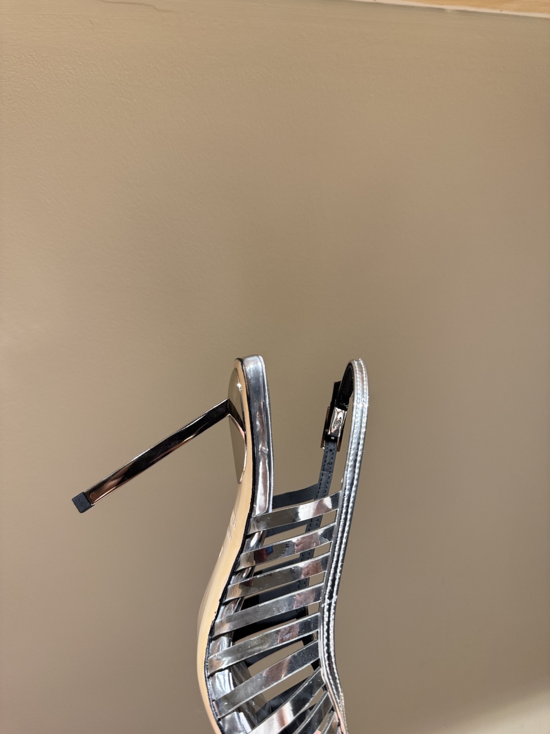 LeSilla Heels: Luxury Laser-Cut Shoes for Women, Founded by Enio Sila in 1994 - 图片 7