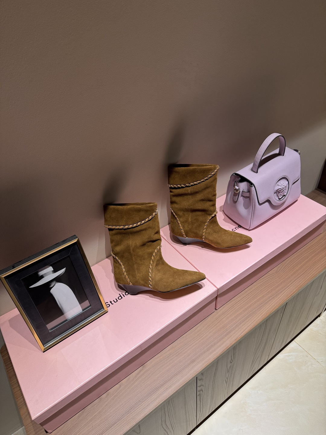 NO:536608,Hand-woven fashion retro boots ★ Imported cowhide inner cowhide sole genuine leather Return of the king Create a different feeling Heel height 4cm Special packaging Simple and elegant style!  Top show bdetails in the market ———————————— ⊿size. ｜35-39 (40 41 42 customized), boots, boots, cowhide19860909手工编织时装复古靴 ★ 进口牛皮 内里 牛皮 鞋底 真皮 王者归来 创造不一样的感觉 跟高 4cm 专柜包装 简约气质款式！ 市场顶级 show bdetails ————————————  ⊿size. ｜35-39（40 41 42 定制）,靴子,boots,cowhide,Women's Shoes