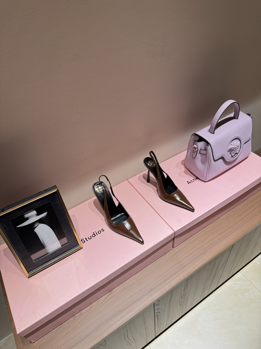 NO:536602,Saint Laurent | Beautiful high heels 25 Saint Laurent pointed toe fashion high heels Who can refuse ysl high heels? It is known as the magic of killing men. You deserve to have Fabric, open-edge beaded cowhide, inner, sheepskin, sole, cowhide, elegant style, create a different feeling, heel height 9.5 cm, counter packaging, simple and elegant style!  size. ｜35-39 (40 41 42 customized), high heels sandals, saint laurent, saint laurent, sandals, high heels, cowhide, sheepskin19860909圣罗兰 |绝美高跟  25圣罗兰尖头时装高跟鞋 谁能拒绝ysl高跟鞋,号称斩男神奇,你值得拥有  面料 开边珠牛皮 内里 羊皮 鞋底 牛皮 优雅风格 创造不一样的感觉 跟高 9.5 cm 专柜包装 简约气质款式！ size. ｜35-39（40 41 42 定制）,高跟鞋凉鞋,saint laurent,saint laurent,sandals,high heels,cowhide,sheepskin,Women's Shoes