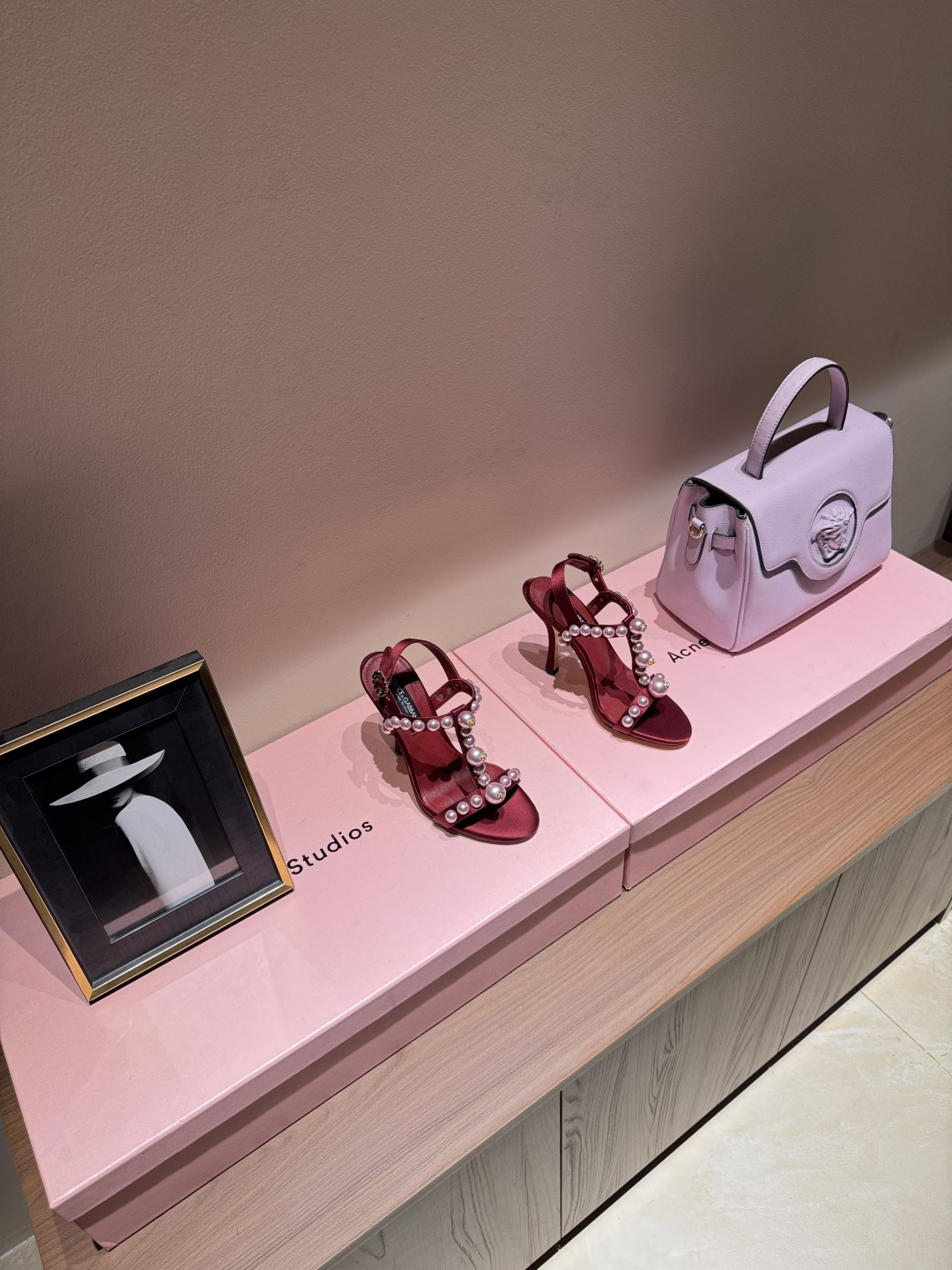 NO:536583,Dolce & Gabbana's beautiful pearl-decorated high heels are fully firepowered and creative. Since Italian women pay special attention to clothing and accessories, the design styles of Dolce & Gabbana are very gorgeous, from retro fur bags to various embroidered knee-length socks, all have a strong Dolce & Gabbana's design emphasizes the combination of emotions, tradition and culture. Grandma's emerald green cowhide shoes are blessed with vivid dragonfly petals. The workmanship is super detailed, matched with rhinestone metal buckles. Although the design is simple, it makes people unable to take a look at the shoes. They are elegant and noble. The upper is silk, inner sheepskin, heel height is 10cm, genuine leather sole size 35-39 (40.41·42 order) Butterfly original custom  Dolce & Gabbana original one-to-one packaging, high heels sandals, Dolce & Gabbana, Dolce & Gabbana, sandals, high heels, cowhide, sheepskin, real silk19860909杜嘉班纳Dolce&Gabbana绝美珍珠装饰高跟鞋 火力全开、创意无限,由于意大利女性特别讲究穿着和饰品,所以Dolce&Gabbana的设计风格都相当华丽、小到皮草制的复古提包到各种绣满图案的及膝袜,都有极具浓厚的杜嘉班纳气息 杜嘉班纳的设计讲究情感、传统和文化的结合 祖母翡翠绿的牛皮鞋身,加持活灵活现的蜻蜓花瓣 做工是超级细致,搭配水钻的金属扣环,虽然设计简单,却让人对这双鞋移不开眼,优雅又高贵 鞋面真丝 内里羊皮 跟高10cm 鞋底真皮 码数35-39（40.41·42订） 蝴蝶原版定制 杜嘉班纳原版一比一包装,高跟鞋凉鞋,Dolce&Gabbana,Dolce&Gabbana,sandals,high heels,cowhide,sheepskin,real silk,Women's Shoes