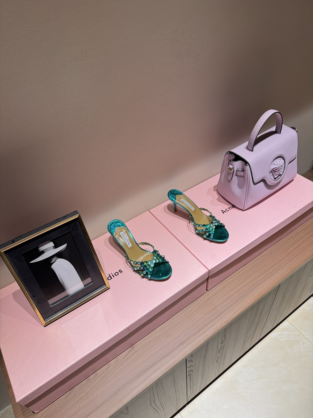 NO:536587,AQUAZZURA large pineapple sequin decorative high heels. The latest butterfly decorative thick heel sandals in spring and summer 2025 are super elegant. They are both simple and fashionable. They are so glittering and beautiful. They are beautiful at a new level!  Cross design, full of fashion, simple style, strap design, big bloggers from all walks of life have put on their feet ZP development and customization of correct fabrics, matched with super flash, new upgraded sequin decoration, height 6cm, imported material, imported sheepskin, imported soles, genuine leather soles, butterfly original one-to-one size customization, size 35-39 (40.41. Customizable) Packaging full set of original packaging, high heels, slippers, sheepskin, Leather soles19860909AQUAZZURA大菠萝亮片装饰高跟 2025春夏最新款蝴蝶装饰粗跟凉鞋 上脚超级有气质· 既简洁又时髦 太闪太美啦 美出出新高度！ 交叉设计,时尚感满满 简约版型,绑带设计 各路大博主都纷纷上脚 ZP开发、订制正确面料 搭配超闪全新升级亮片装饰 高度6cm 材料进口羊皮 鞋底进口真皮大底 蝴蝶原版一比一定制 码数35-39（40.41.可定做） 包装全套原版包装,高跟鞋拖鞋,sandals,high heels,slippers,sheepskin,Leather soles,Women's Shoes