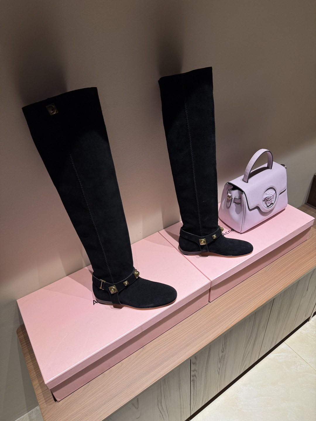 NO:536585,Daily Share｜Retro romantic exotic style A stunning look in autumn Etro flat sole extra long retro beef tendon frosted leather straight over-knee boots Retro metal hardware, side-draw molding, upper beef tendon sole cowhide inner beef tendon Size 35-39 (40.41 order), boots, boots, cowhide19860909Daily Share｜复古浪漫异域风 秋日里的一抹惊艳 Etro平底超长复古牛筋磨砂皮直筒过膝靴 复古金属五金,对版开模 鞋面牛筋 鞋底牛皮 内里牛筋 尺码35-39（40.41订）,靴子,boots,cowhide,Women's Shoes