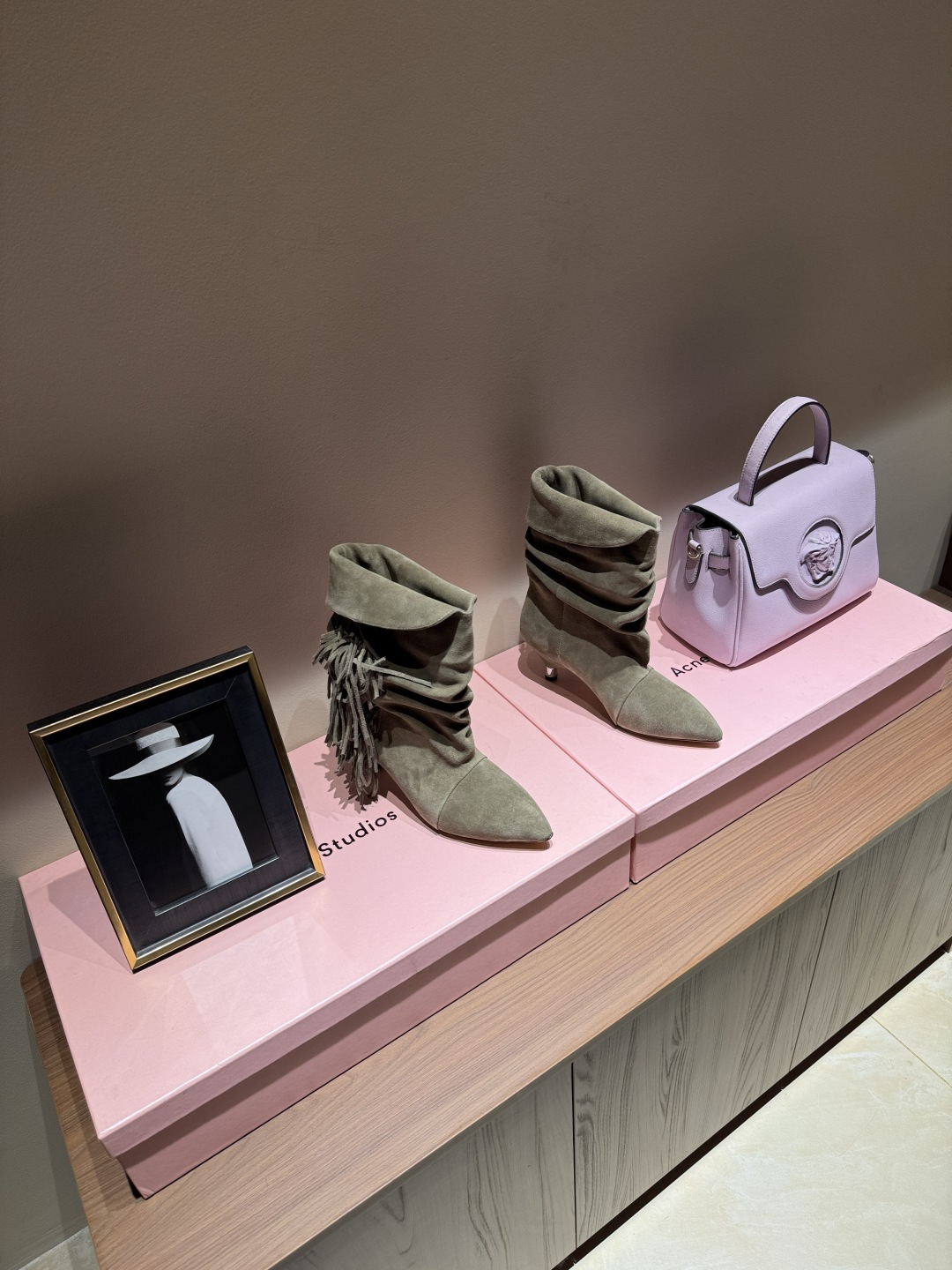 NO:536623,Isbel marant25 autumn and winter new product, showcase frosted leather tassel denim western boots, from the niche brand Isabel, super comfortable to wear, the gods style, this autumn and winter must-have item, the lazy style, the feeling of the lazy style, the feeling of wearing it, come and feel the charm of autumn matching in advance, material cow velvet, inner water dyed oxen, Italian imported leather soles, size 35-39/40·41 customization, boots, boots, Leather soles19860909Isbel marant25秋冬新品 秀款磨砂皮流苏牛仔西部靴 来自小众品牌伊莎贝尔 穿着超级舒服 封神款 这个秋冬必备的单品 慵懒风的感觉真的随脚穿上的感觉 快来提前感受秋天搭配的魅力 材质牛反绒 内里水染牛里 大底意大利进口真皮大底 码数35-39/40·41定制,靴子,boots,Leather soles,Women's Shoes