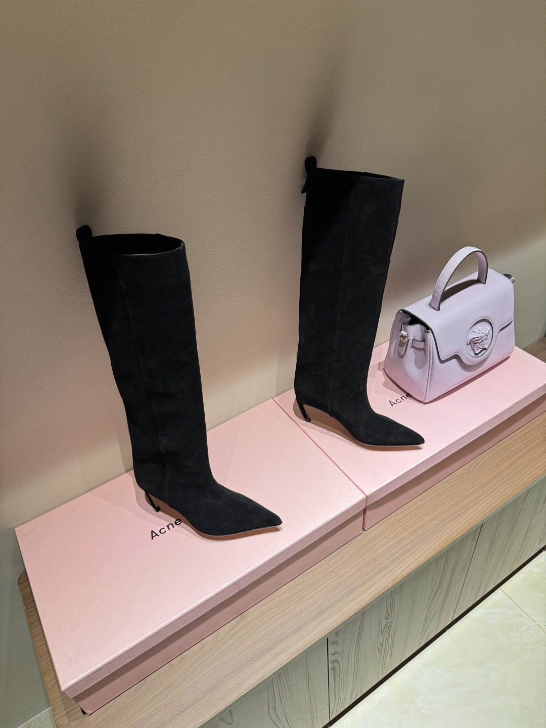 NO:536610,TheAttico 2025 autumn and winter series pointed cat heel straight boots are created one to one original version, the best version you see is 'Attico' in Italian means loft, perfectly showing luxury and fashion charm, Italian fashionable sisters Gilda Ambrosio and Giorgia Tordini, who have long been popular on major social media. One is an independent designer and the other is a stylist. The trendy and cool items launched in each season have never disappointed us. Art and design architecture and aesthetic neat styling show fashionable atmosphere. Cute and sexy shoes are not only very fashionable, but also slim, which is irresistible. Successful style, strong design sense, very good-looking. High-cool and not sharp, fashionable and not kitschy. Upper, top layer cowhide, inner imported cowhide, heel, original version mold opening (6.5cm heel high)  Italy imported leather sole size 35-40 (41,42 customized without return) Color 5 colors Packaging Full set of original packaging, boots, boots, cowhide, Leather soles19860909TheAttico2025秋冬系列尖头猫跟直筒靴 一比一原版本打造,你所见到的最好版本本 “Attico”在意大利语中是阁楼的意思 完美彰显奢华气息与时尚韵味 早就红遍各大社交媒体的意大利时髦姐妹花Gilda Ambrosio和Giorgia Tordini 一个是独立设计师,一个是造型师 每一季所推出的潮酷单品从来不让我们失望 艺术与设计建筑与美学利落造型中尽显时髦气息 可爱不失性感鞋款不但非常有时尚感 还有显瘦,令人难以抗拒 干练风格,设计感很强,非常好看 高冷却不犀利,时髦又不媚俗 鞋面 头层牛皮 内里 进口牛皮 鞋跟 原版本开模（6.5cm跟高） 大底 Italy进口真皮大底 码数 35-40（41,42定制不退换） 颜色 5色 包装 全套原版包装,靴子,boots,cowhide,Leather soles,Women's Shoes